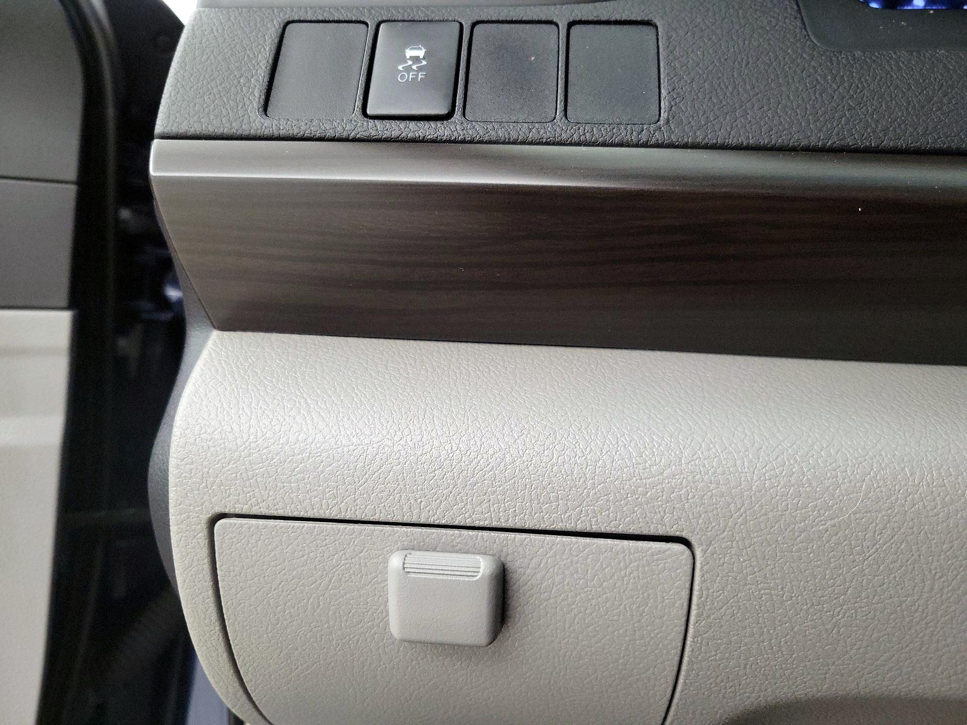 Thumbnail: 2015 Toyota Camry - 13