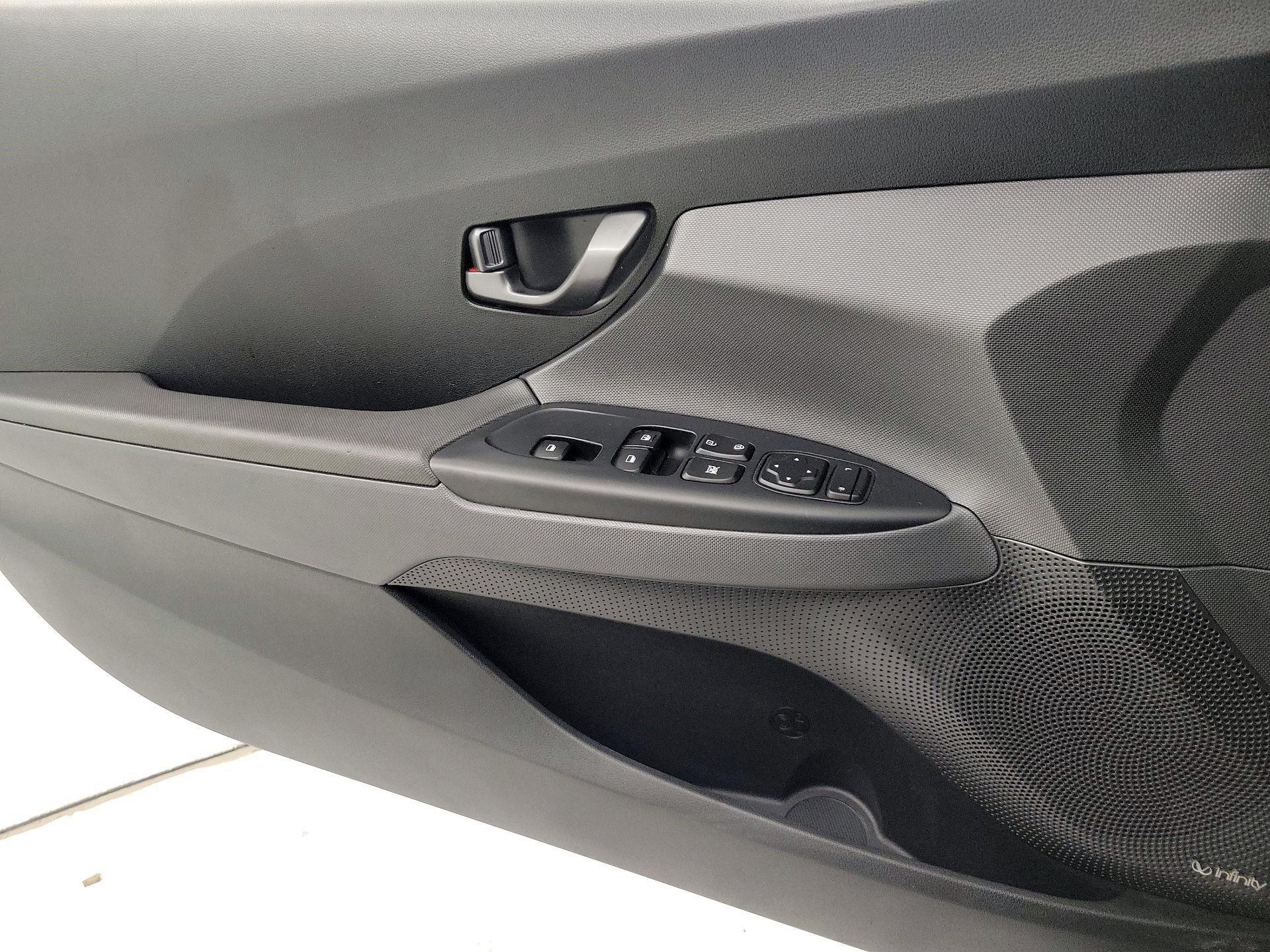 Thumbnail: 2019 Hyundai Veloster - 12