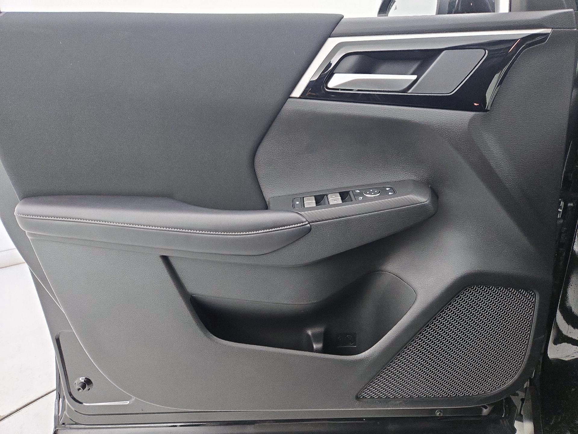 Thumbnail: 2023 Mitsubishi Outlander - 12