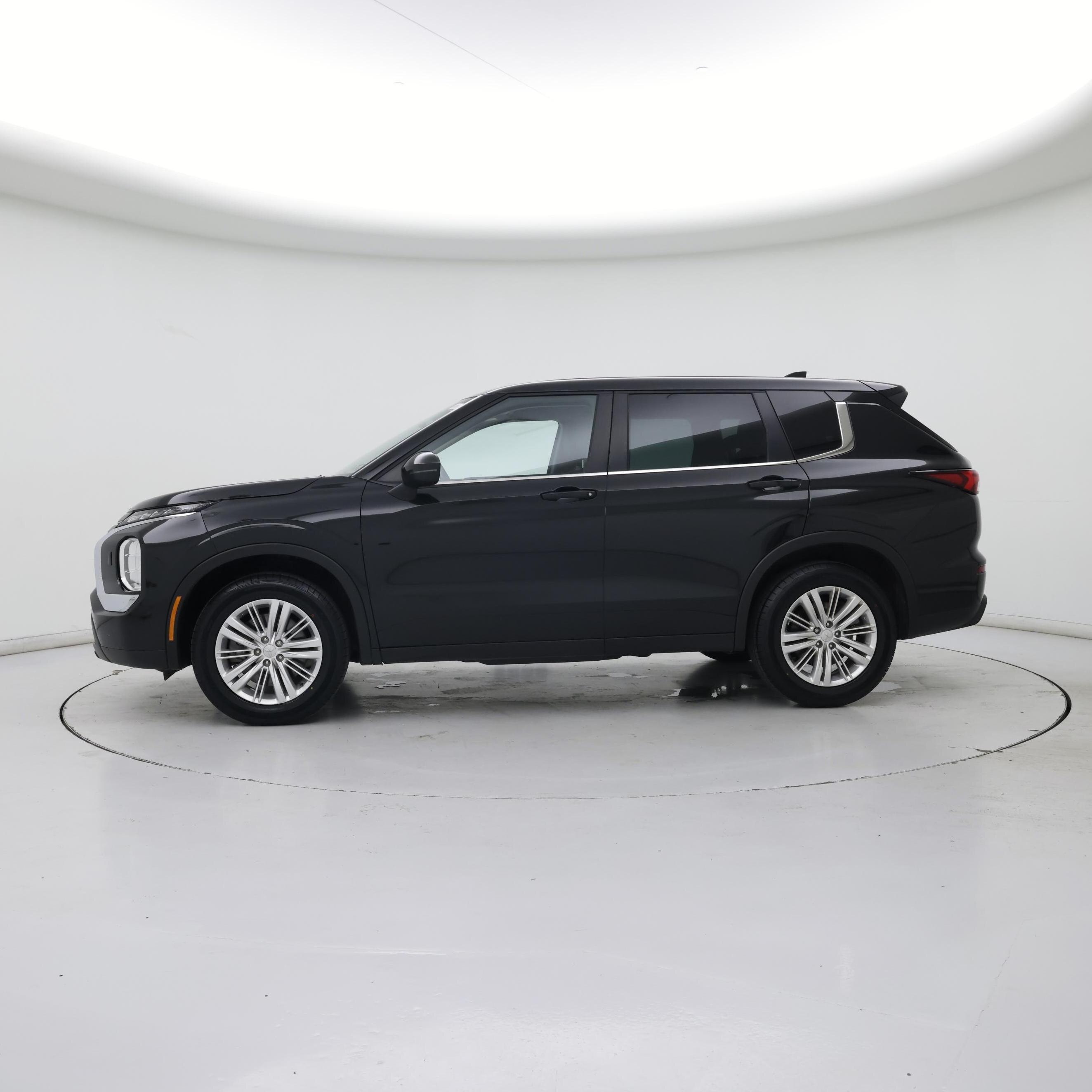 Thumbnail: 2023 Mitsubishi Outlander - 3