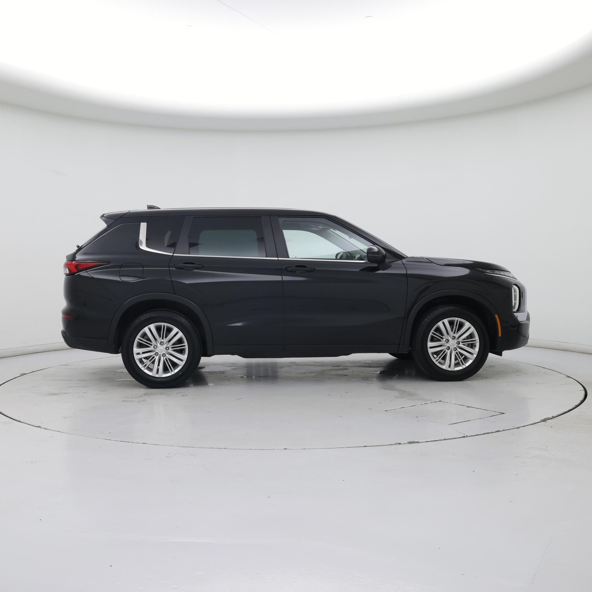 Thumbnail: 2023 Mitsubishi Outlander - 7