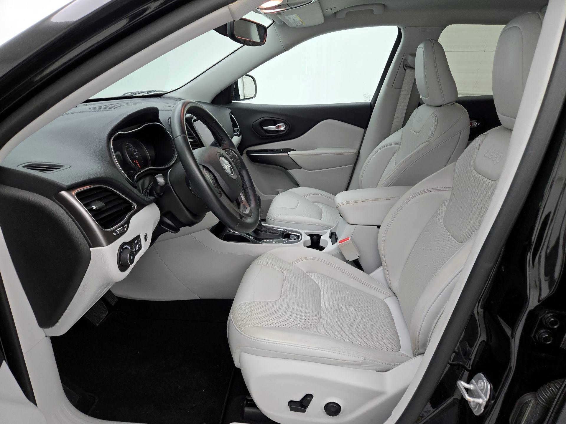 Thumbnail: 2019 Jeep Cherokee - 11