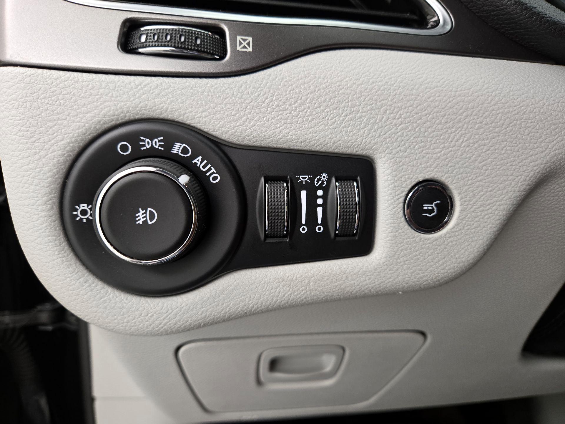 Thumbnail: 2019 Jeep Cherokee - 13