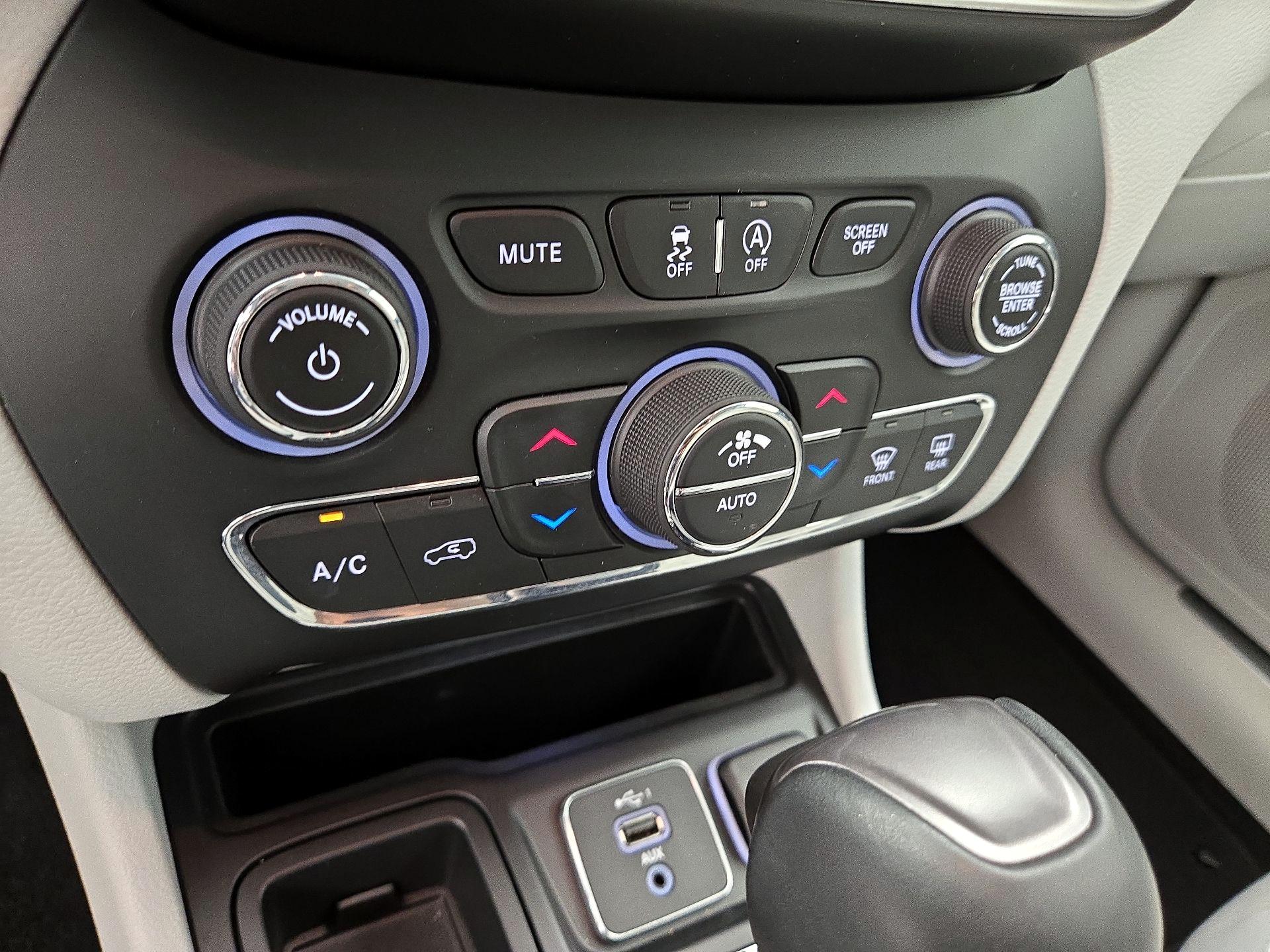 Thumbnail: 2019 Jeep Cherokee - 16