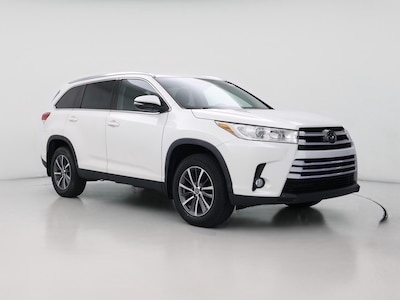 White 2019 Toyota Highlander XLE