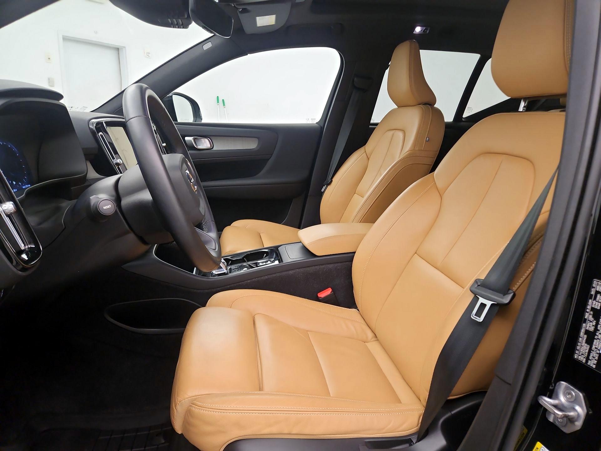 Thumbnail: 2022 Volvo XC40 - 11