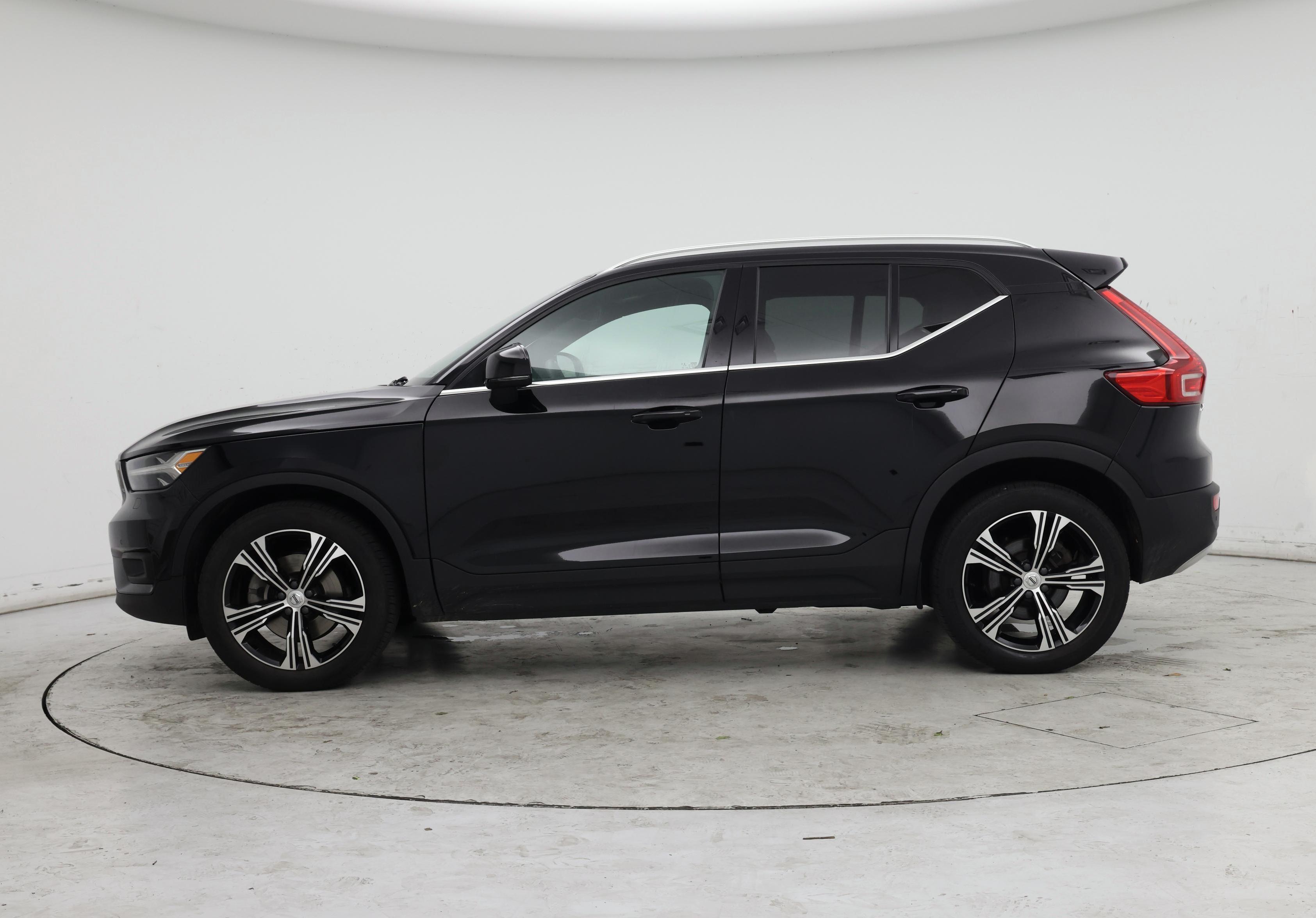 Thumbnail: 2022 Volvo XC40 - 3