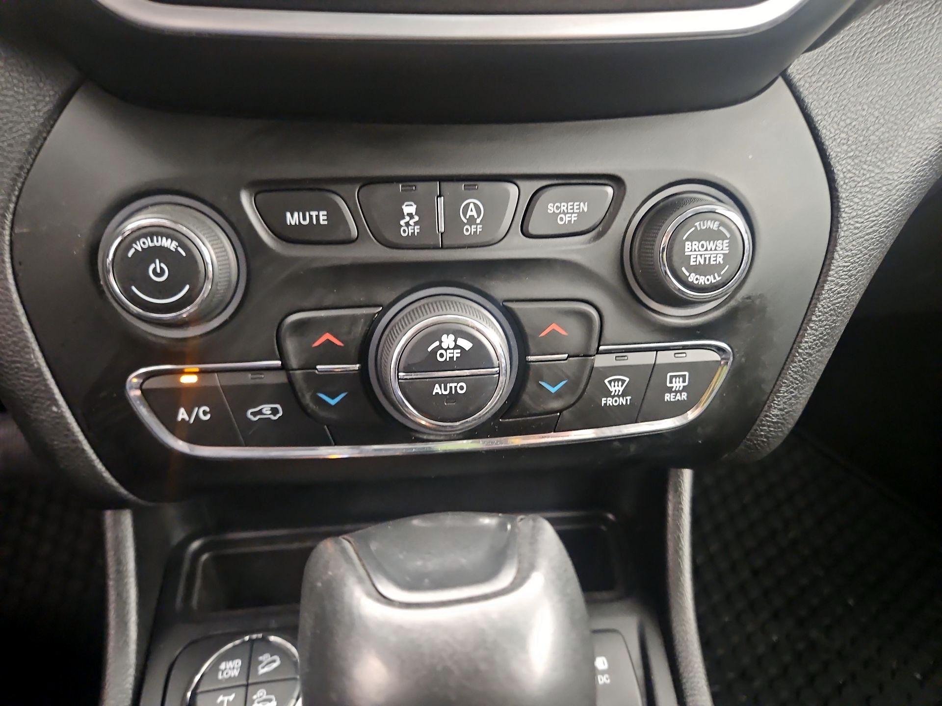 Thumbnail: 2020 Jeep Cherokee - 16