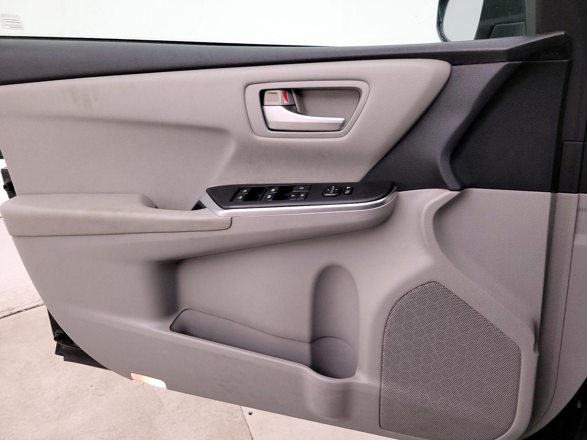 Thumbnail: 2015 Toyota Camry - 12