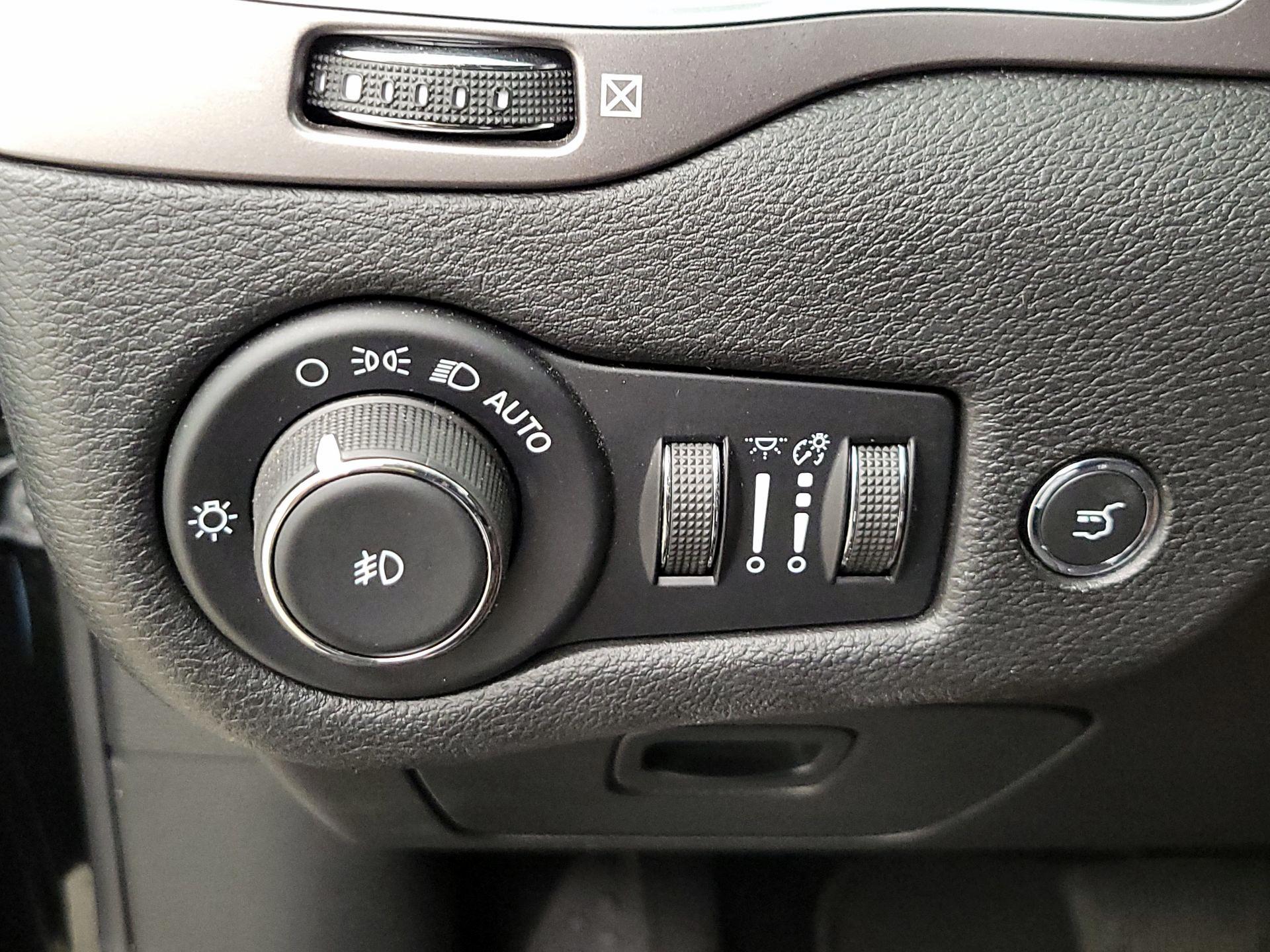 Thumbnail: 2021 Jeep Cherokee - 13