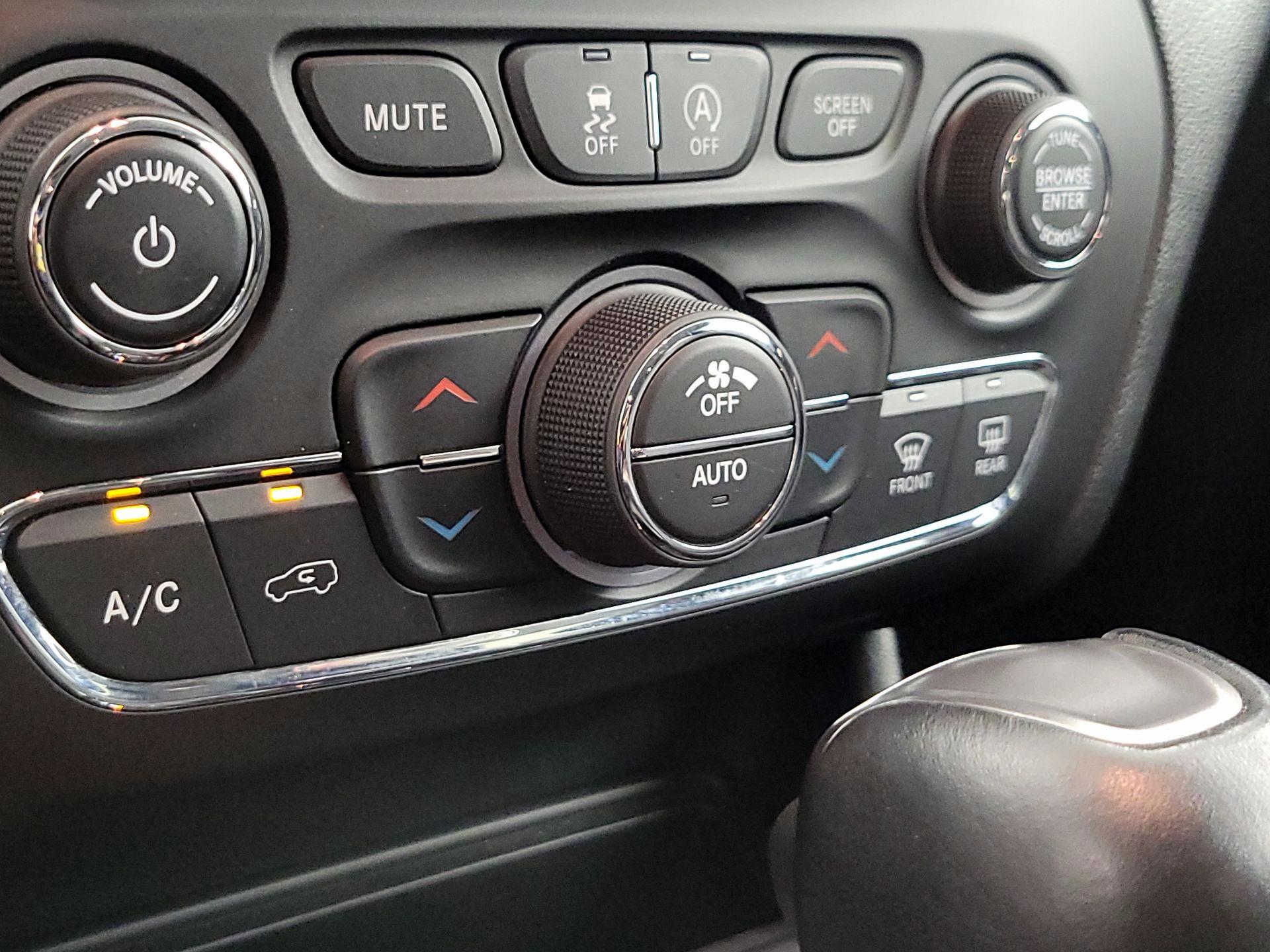 Thumbnail: 2021 Jeep Cherokee - 16