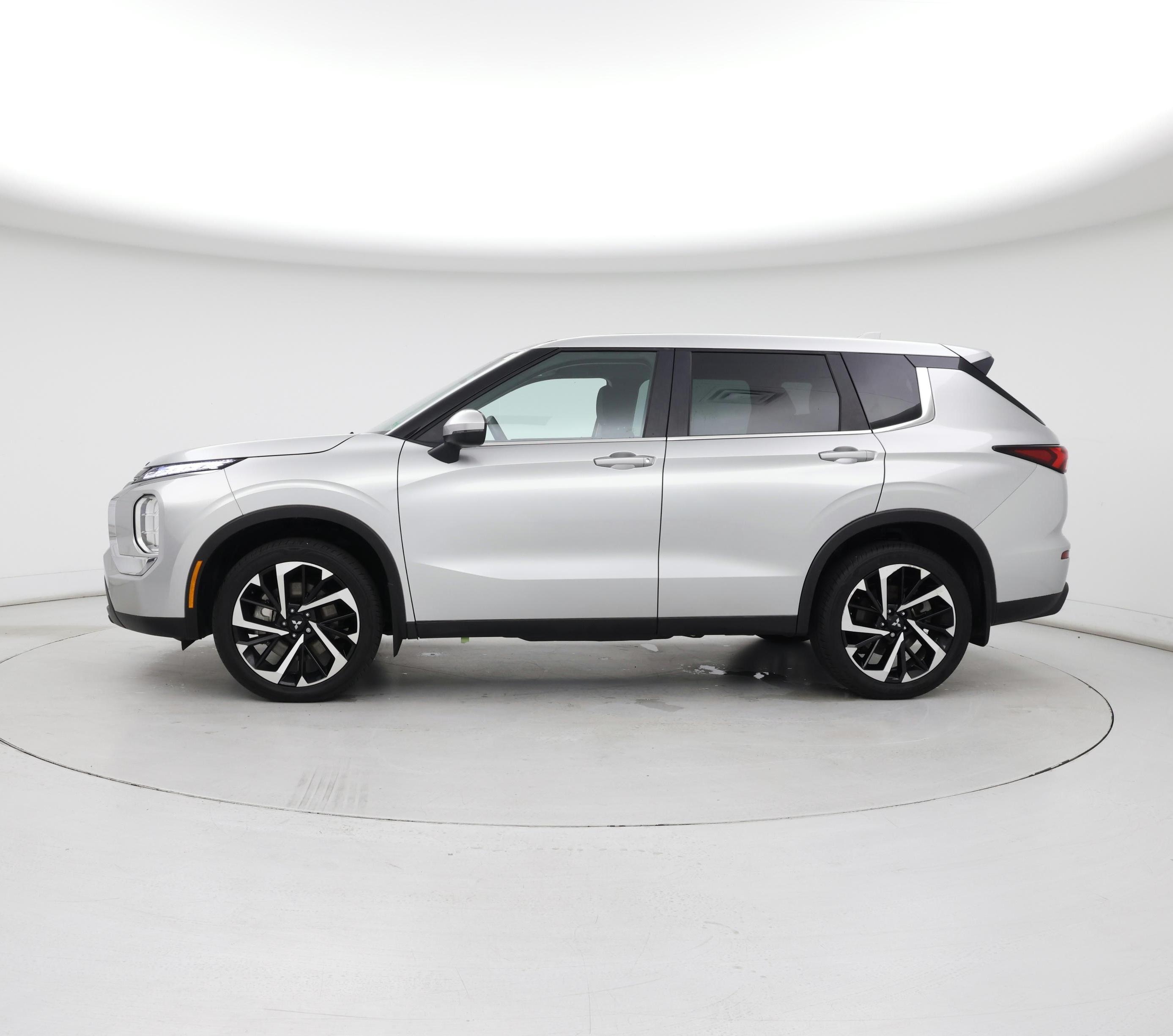 Thumbnail: 2022 Mitsubishi Outlander - 3
