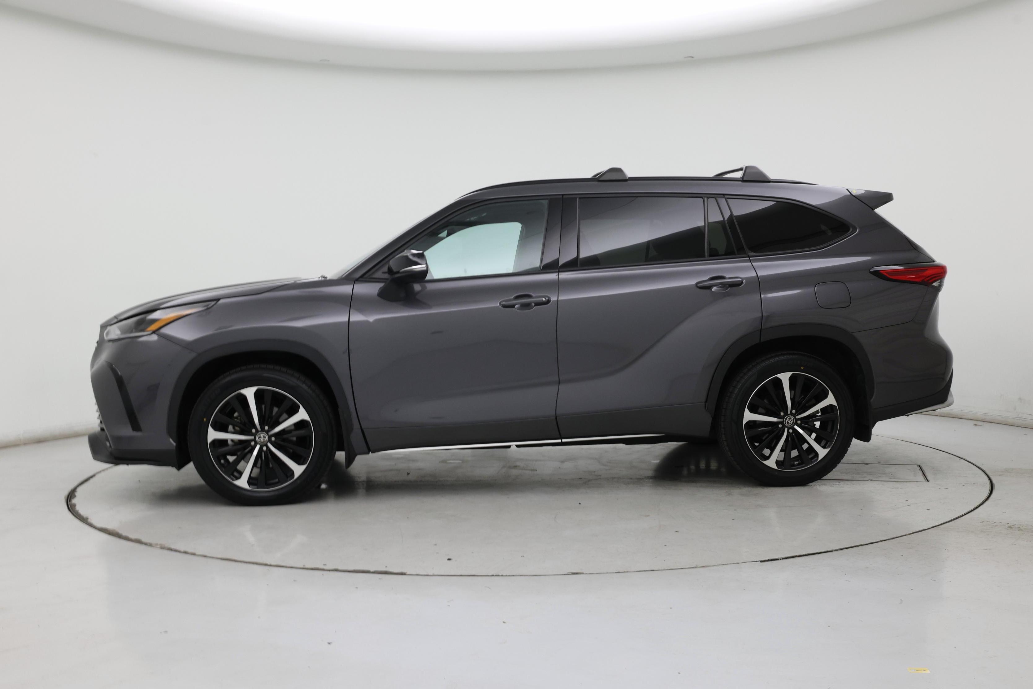 Thumbnail: 2022 Toyota Highlander - 3