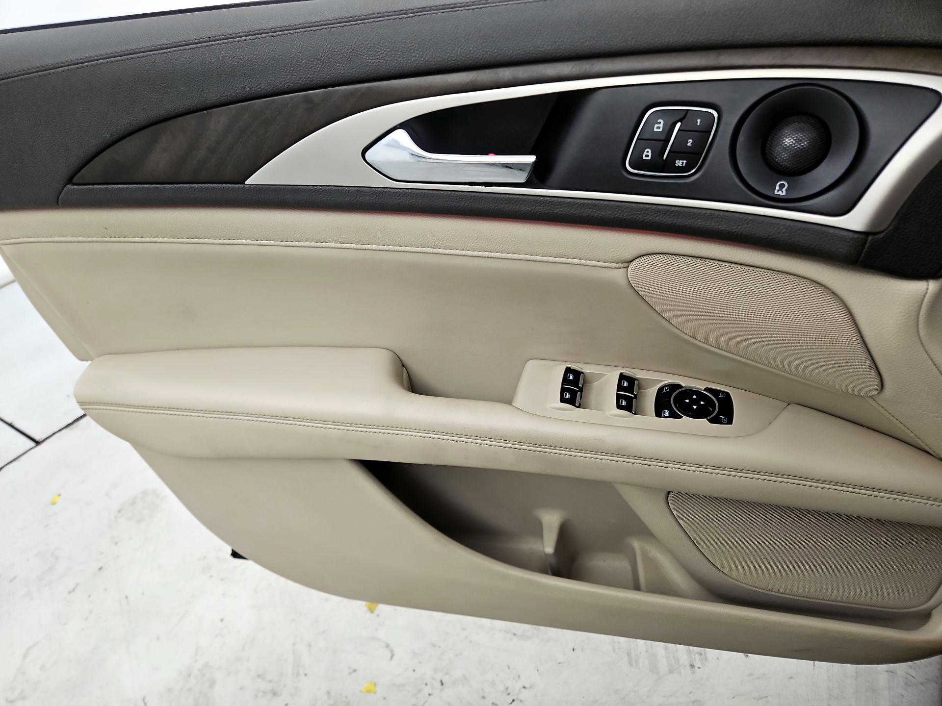 Thumbnail: 2020 Lincoln MKZ - 12