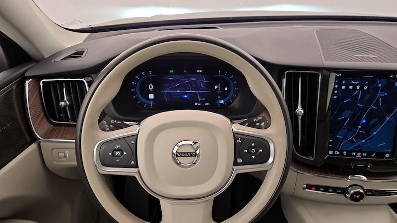 2022 Volvo XC60 B5 Momentum 10