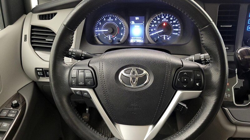 2016 Toyota Sienna XLE Premium 10