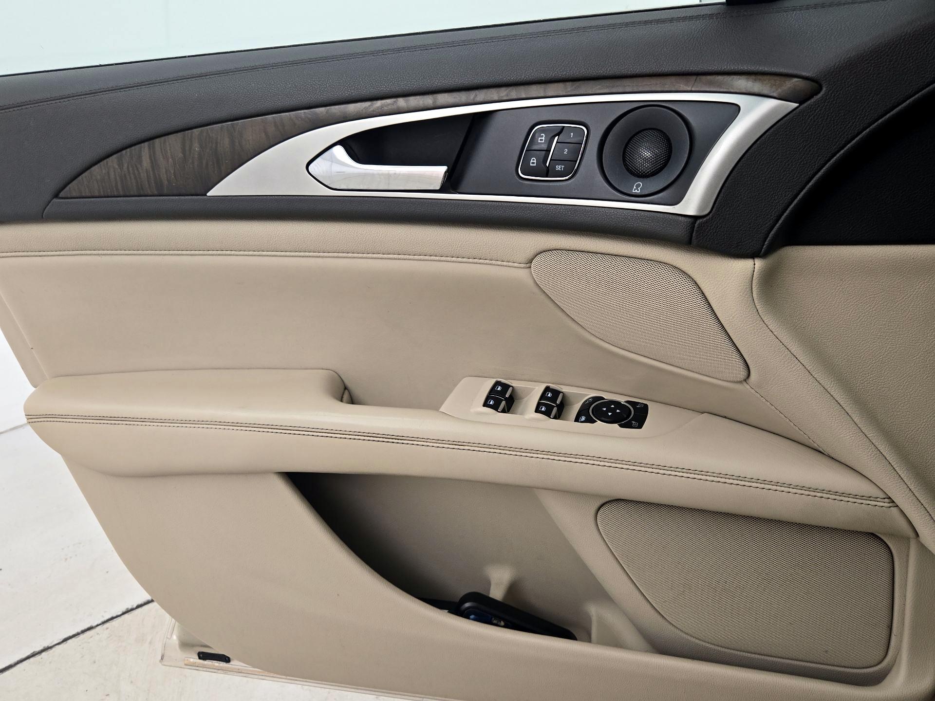 Thumbnail: 2017 Lincoln MKZ - 12