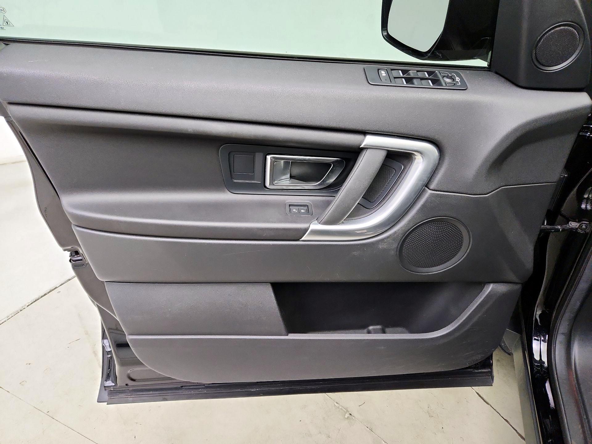 Thumbnail: 2019 Land Rover Discovery Sport - 12