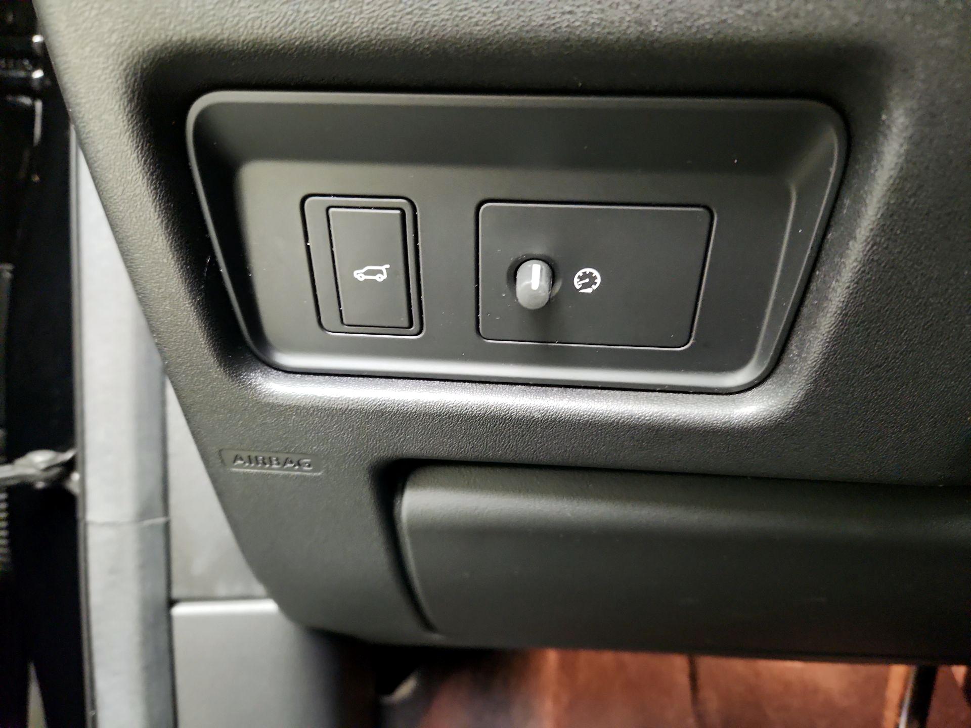 Thumbnail: 2019 Land Rover Discovery Sport - 13