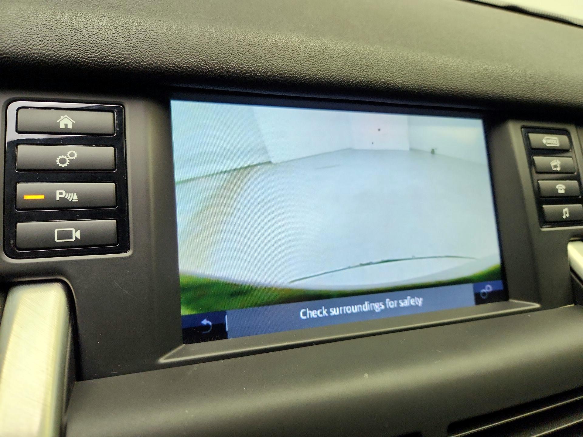 Thumbnail: 2019 Land Rover Discovery Sport - 14