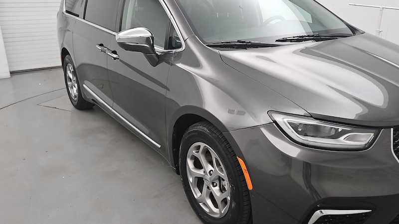 2022 Chrysler Pacifica Limited Hero Image