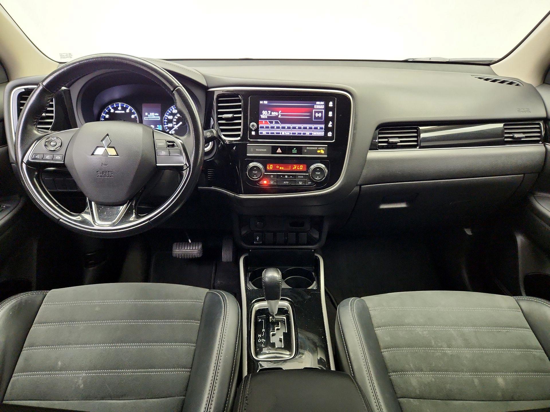 Thumbnail: 2019 Mitsubishi Outlander - 9