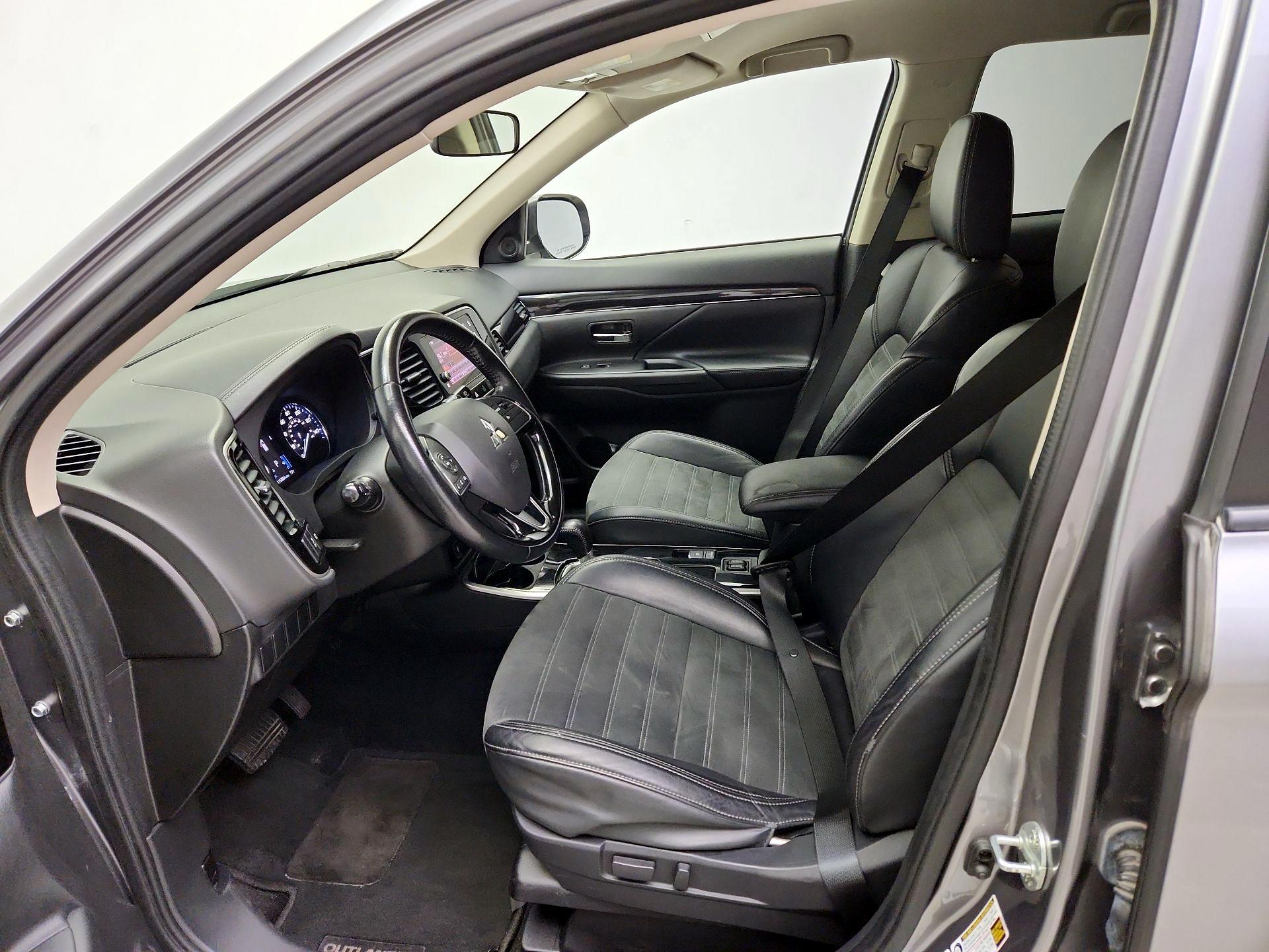 Thumbnail: 2019 Mitsubishi Outlander - 11