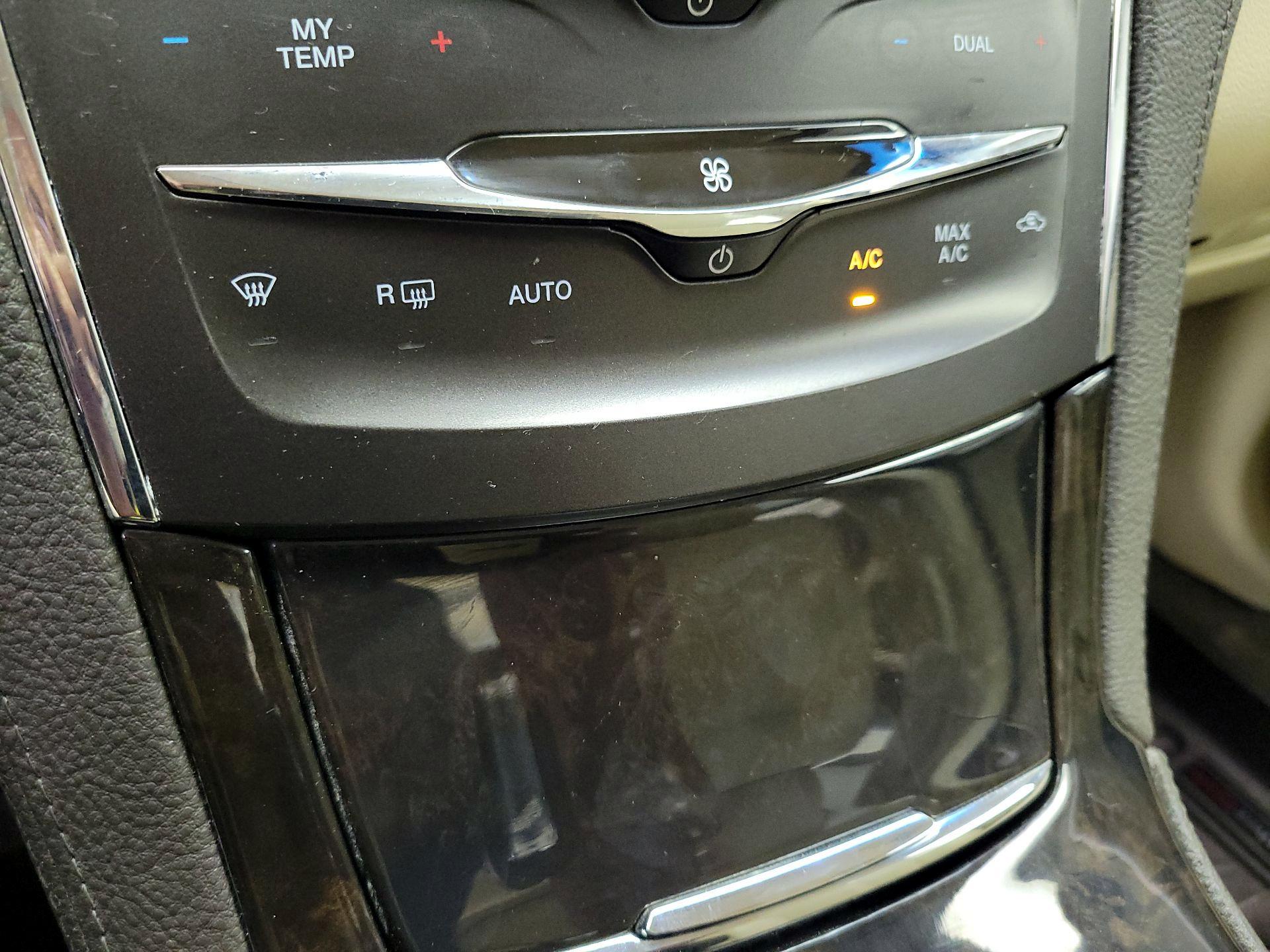Thumbnail: 2014 Lincoln MKS - 16