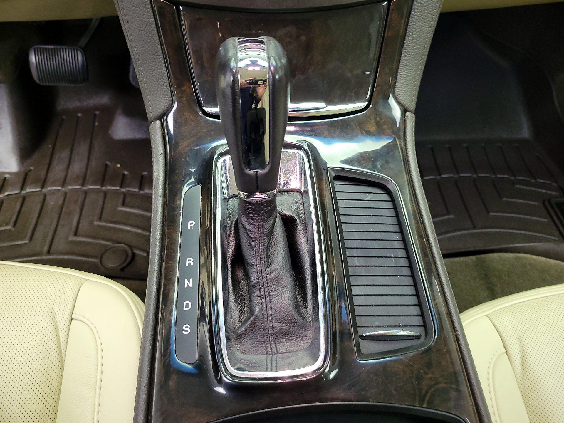 Thumbnail: 2014 Lincoln MKS - 17