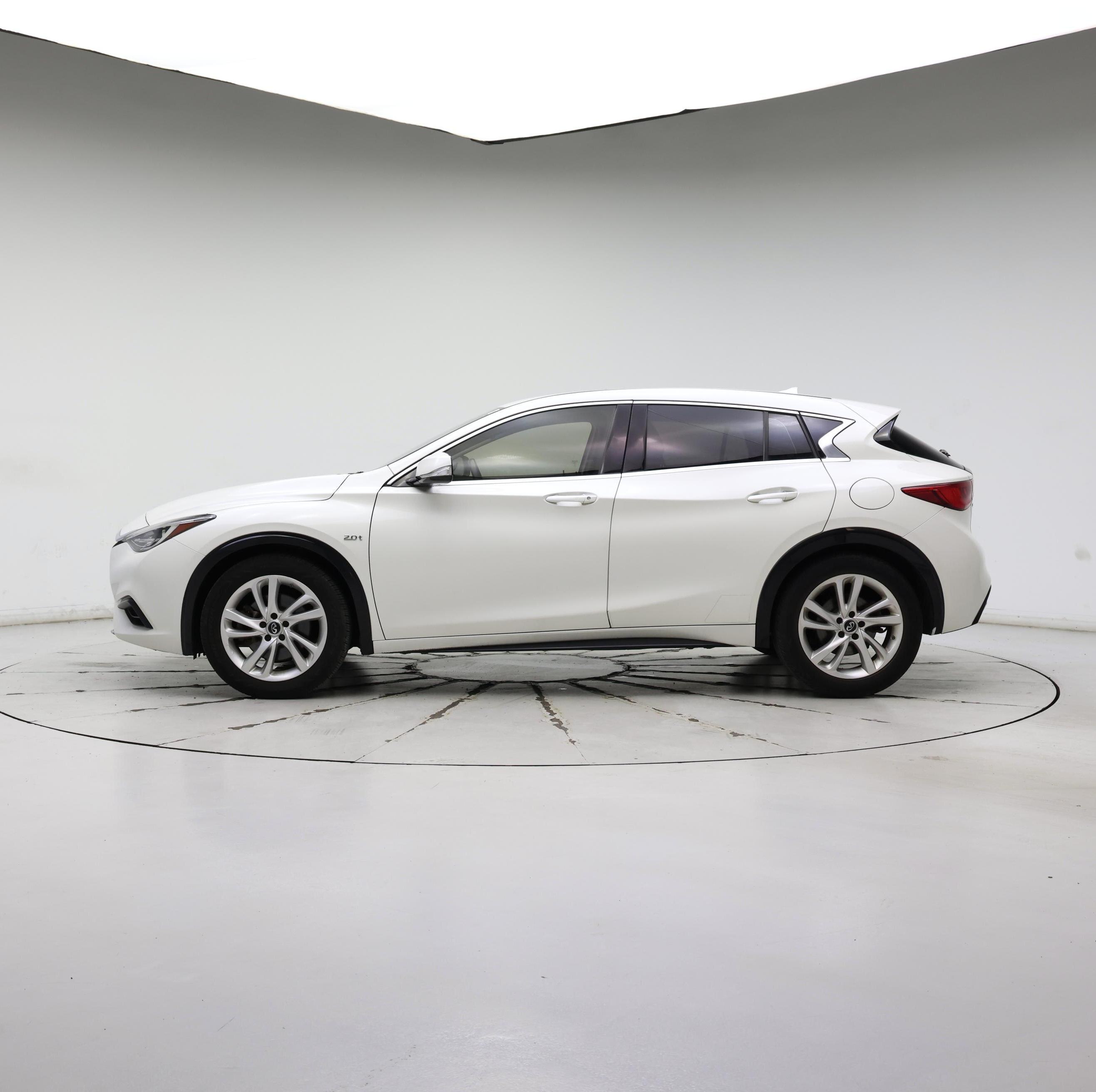 Thumbnail: 2017 INFINITI QX30 - 3