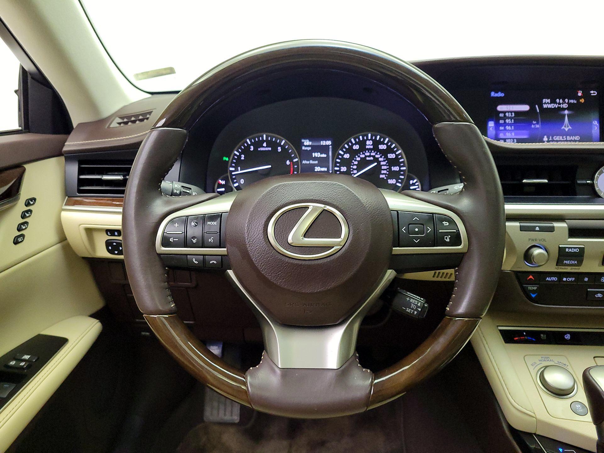 Thumbnail: 2016 Lexus ES - 10