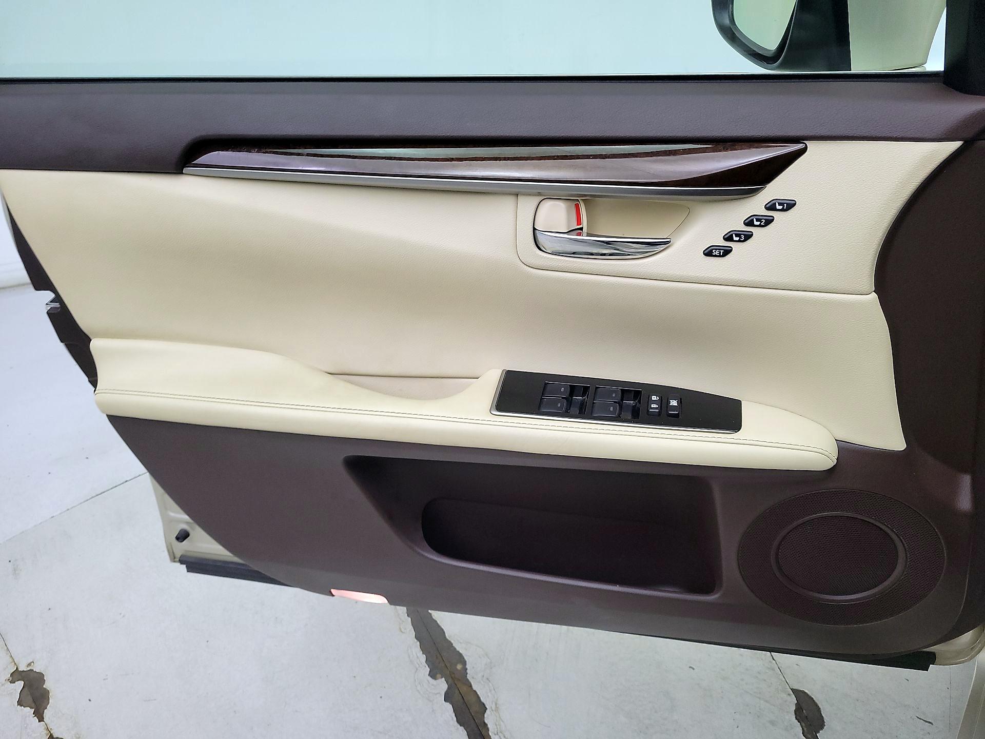 Thumbnail: 2016 Lexus ES - 12