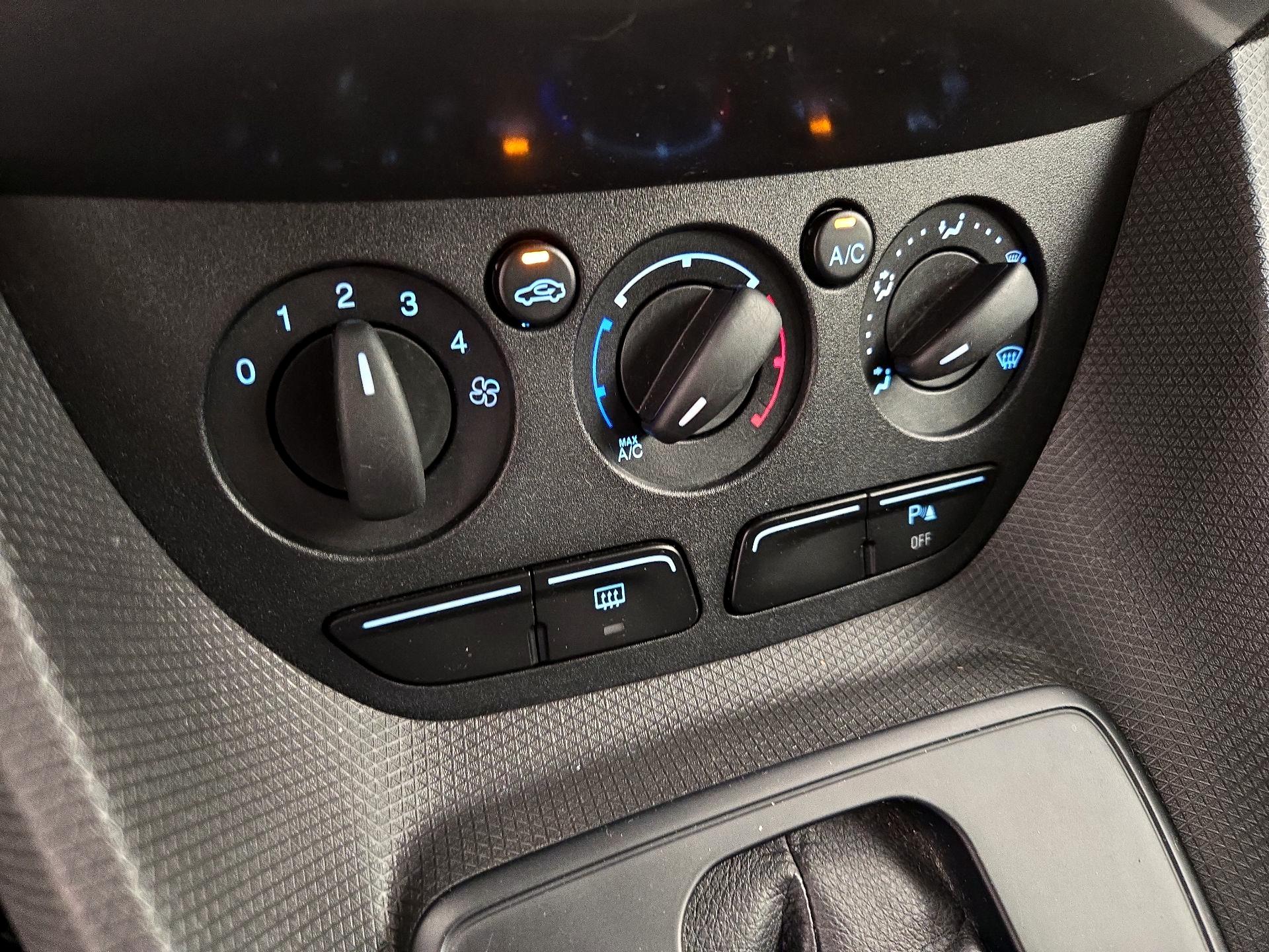 Thumbnail: 2015 Ford Transit Series - 16