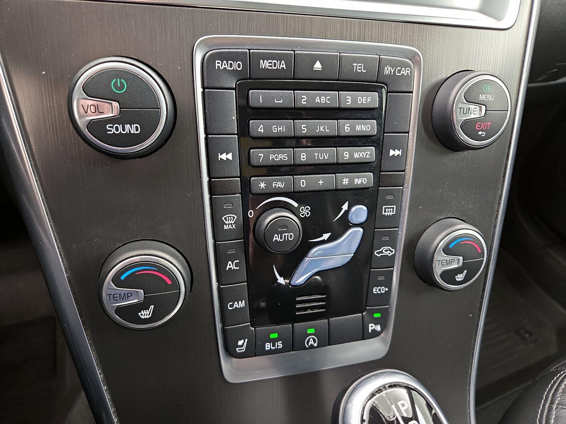 Thumbnail: 2015 Volvo XC60 - 16