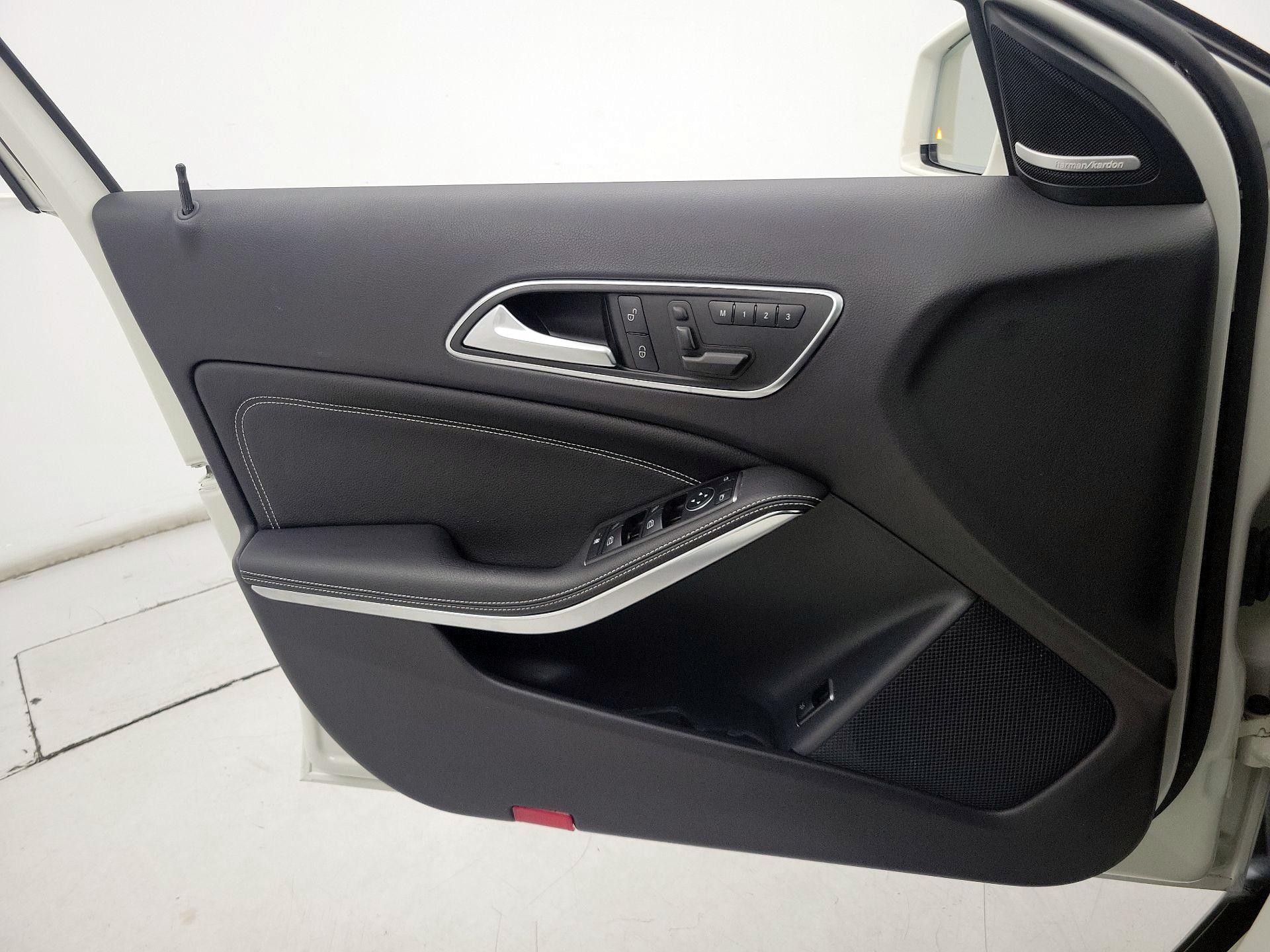 Thumbnail: 2015 Mercedes-Benz GLA - 12