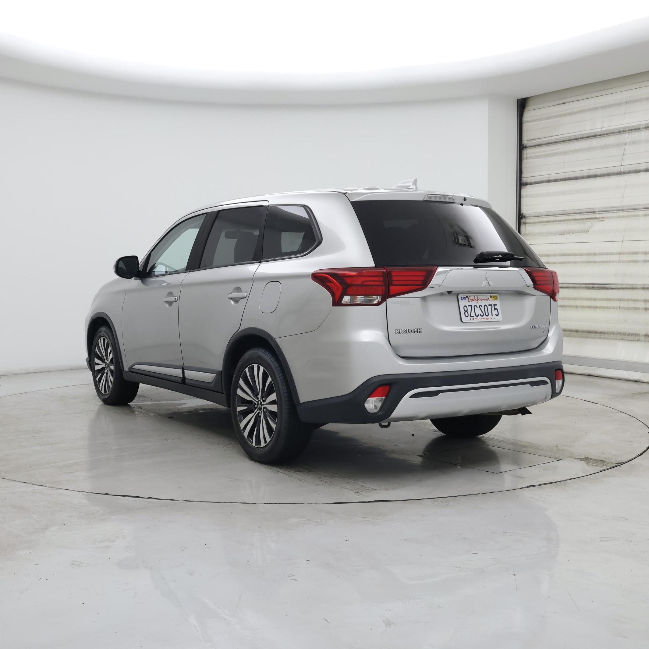 Thumbnail: 2019 Mitsubishi Outlander - 2