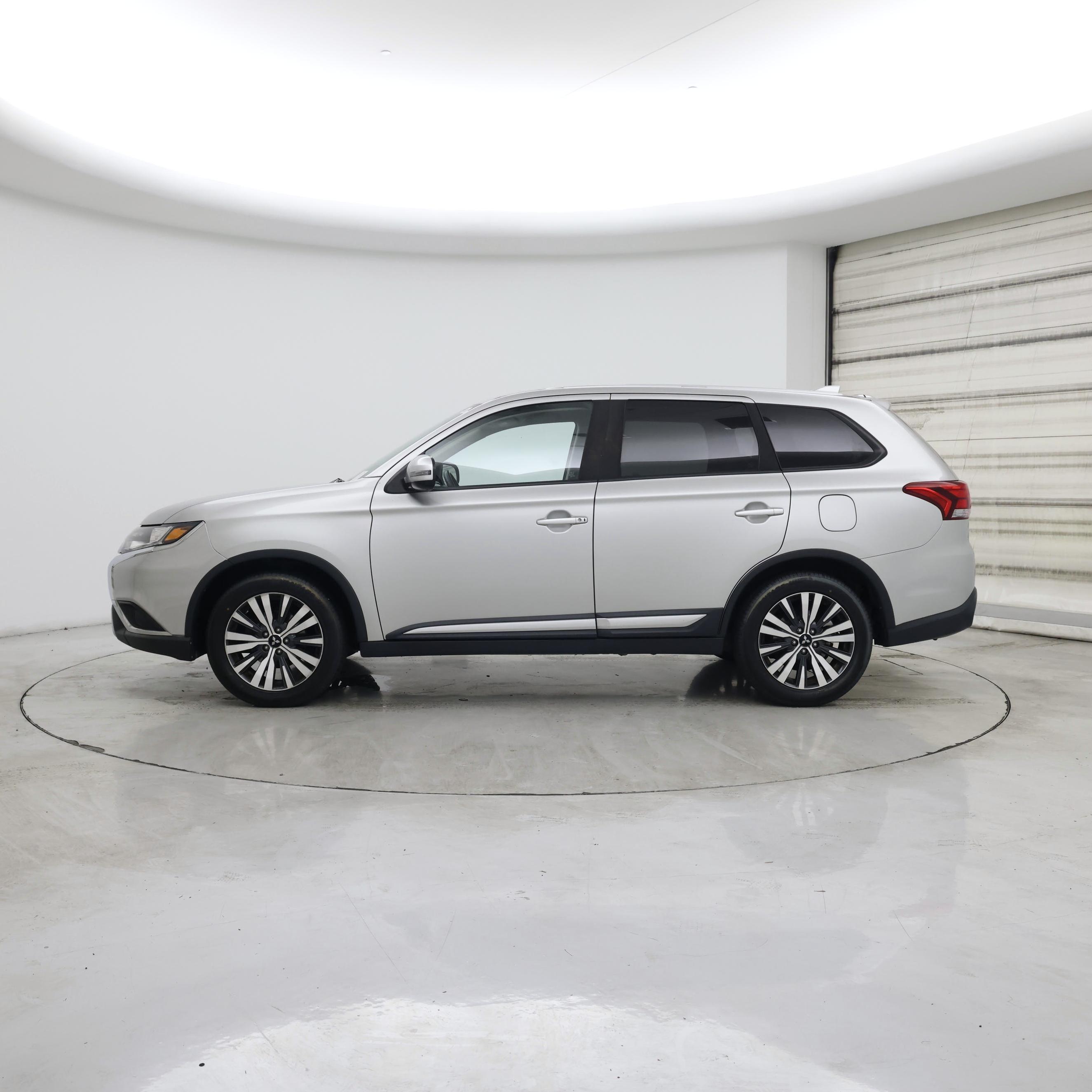 Thumbnail: 2019 Mitsubishi Outlander - 3