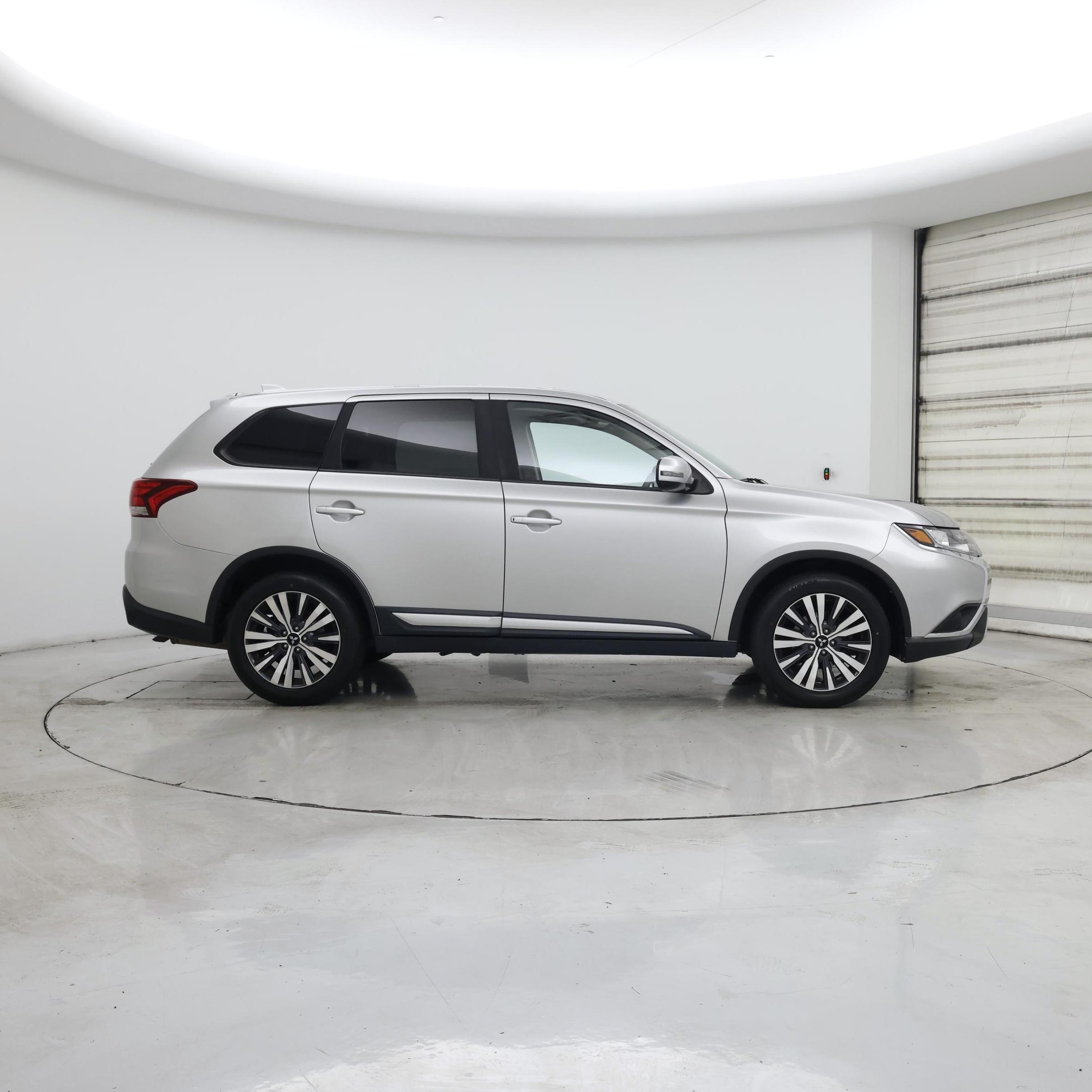 Thumbnail: 2019 Mitsubishi Outlander - 7