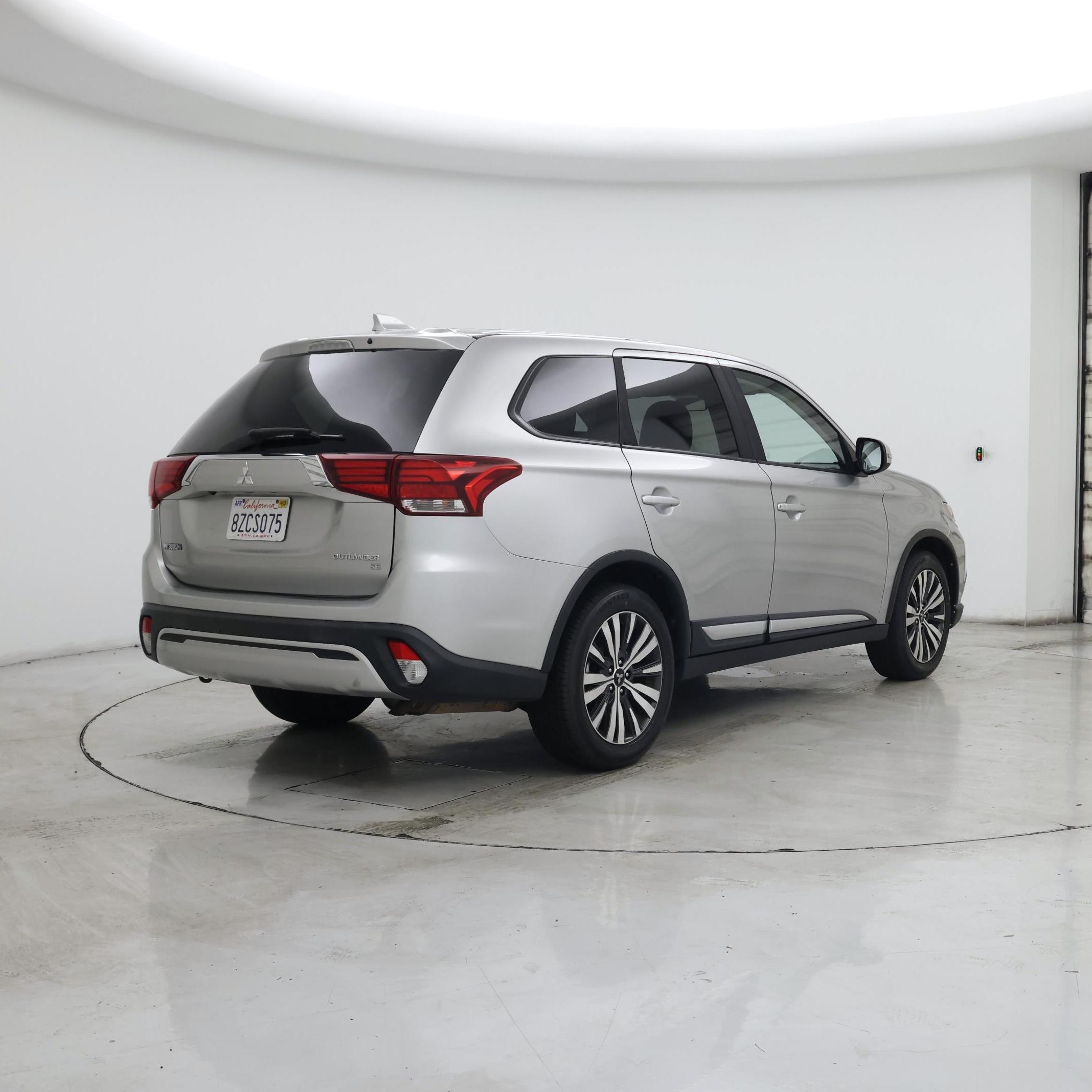 Thumbnail: 2019 Mitsubishi Outlander - 8
