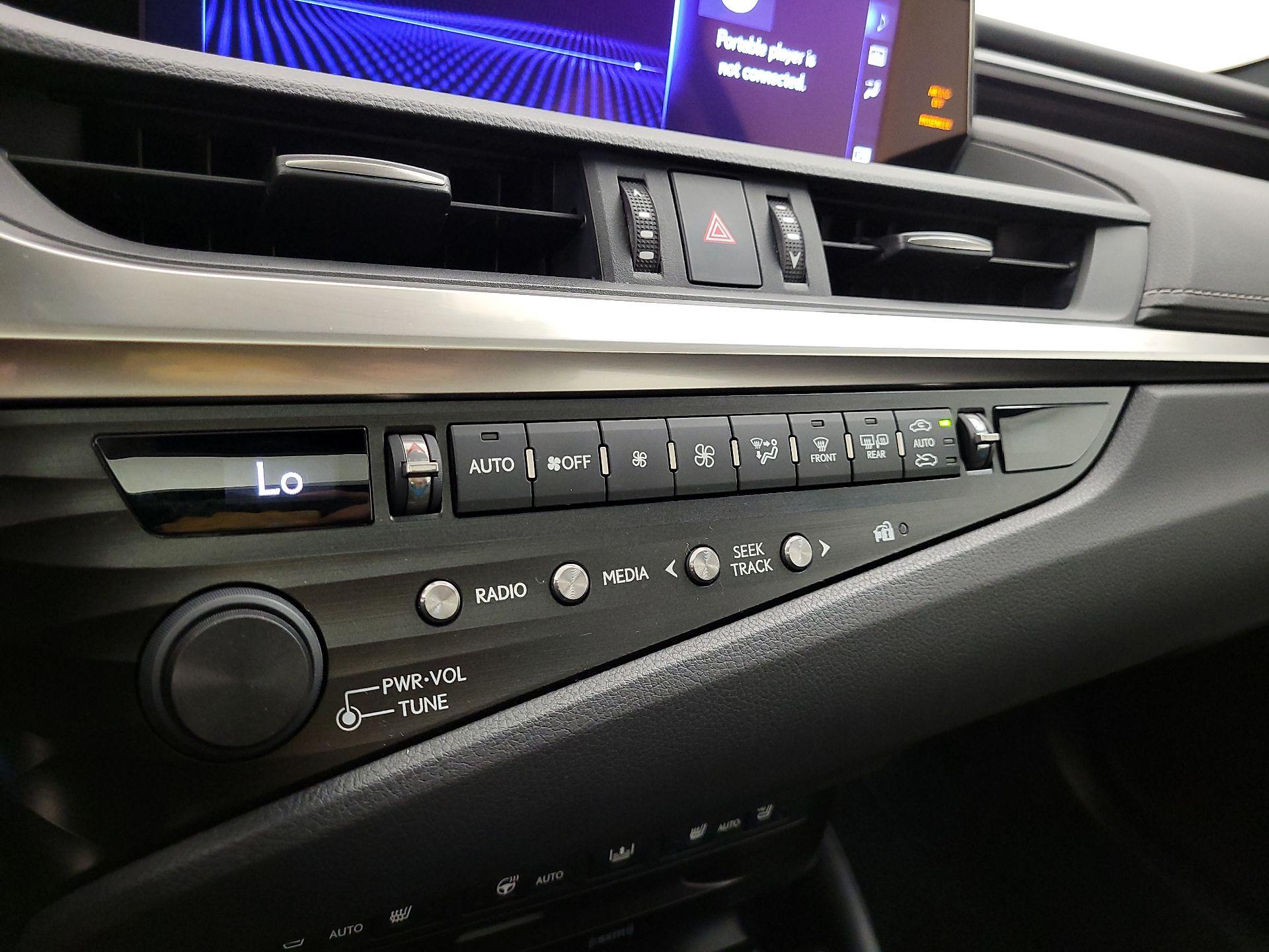 Thumbnail: 2020 Lexus ES - 17