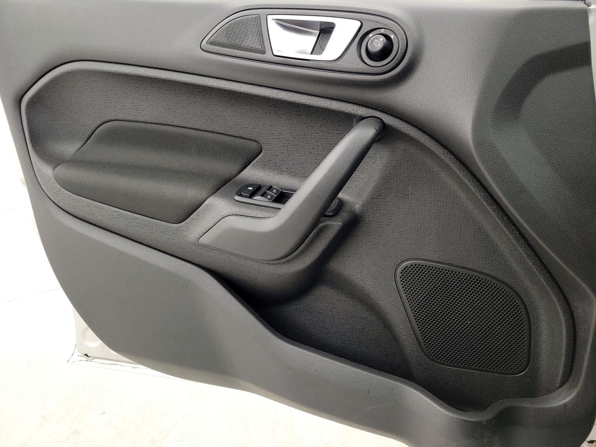 Thumbnail: 2016 Ford Fiesta - 12