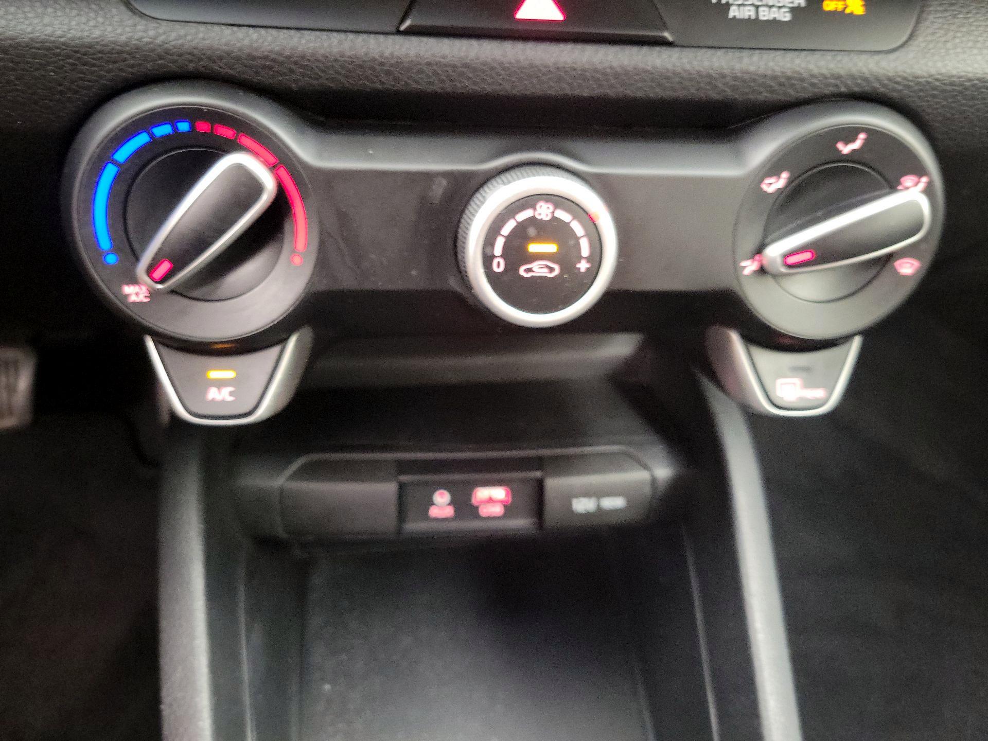Thumbnail: 2020 Kia Rio - 16