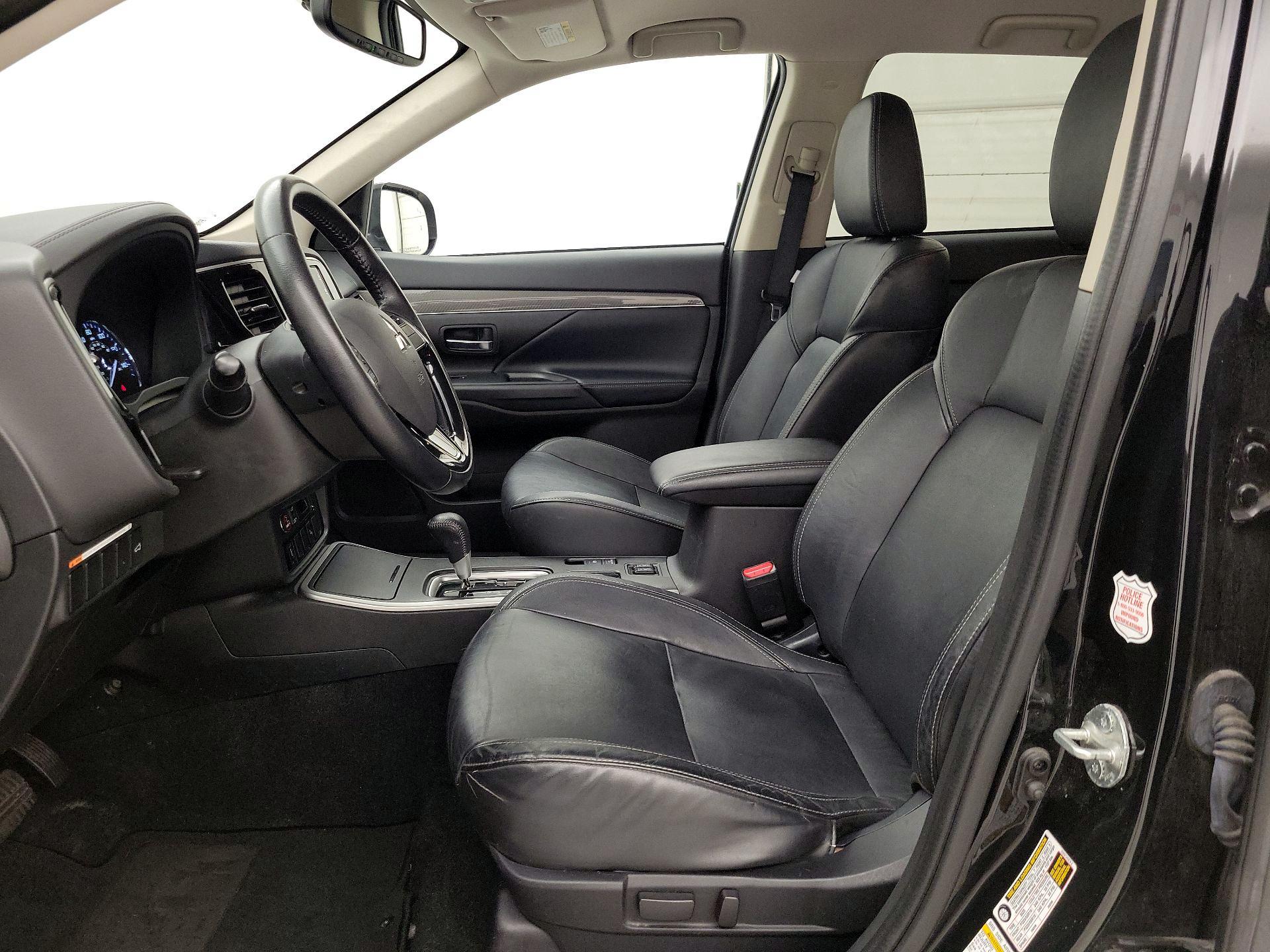 Thumbnail: 2019 Mitsubishi Outlander - 11