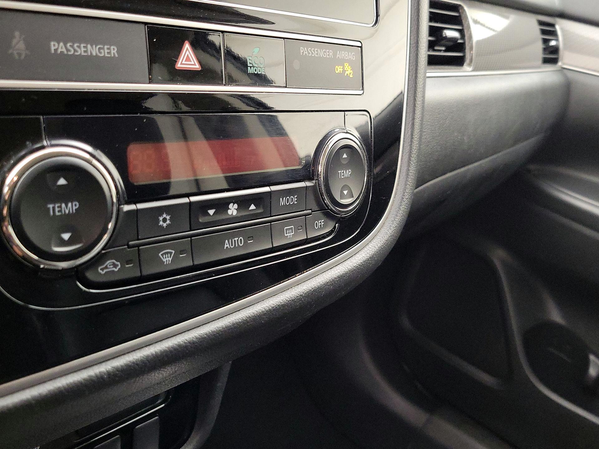 Thumbnail: 2019 Mitsubishi Outlander - 16