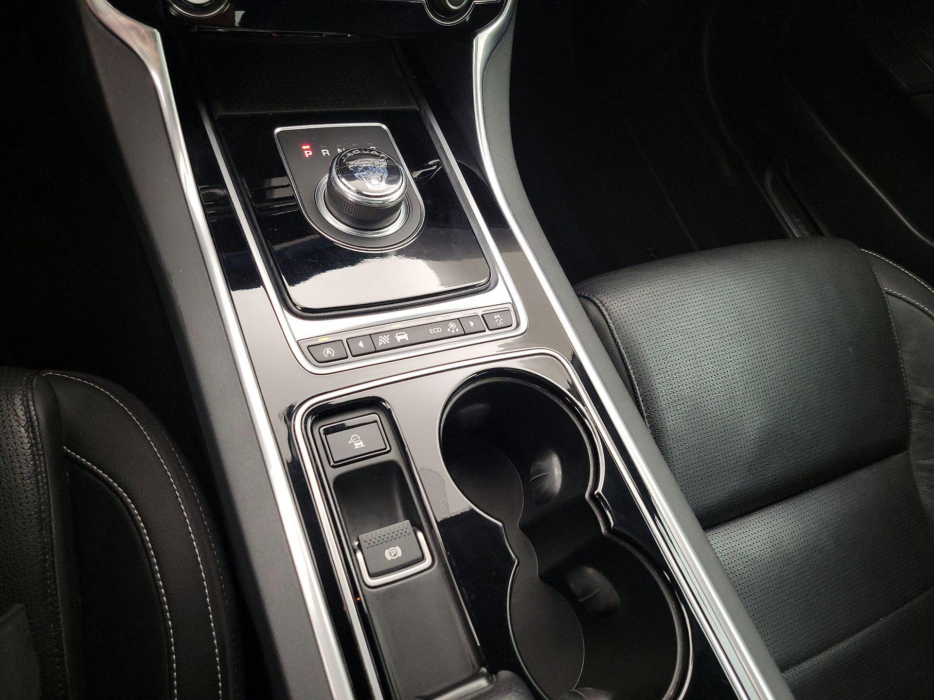 Thumbnail: 2017 Jaguar XE - 17
