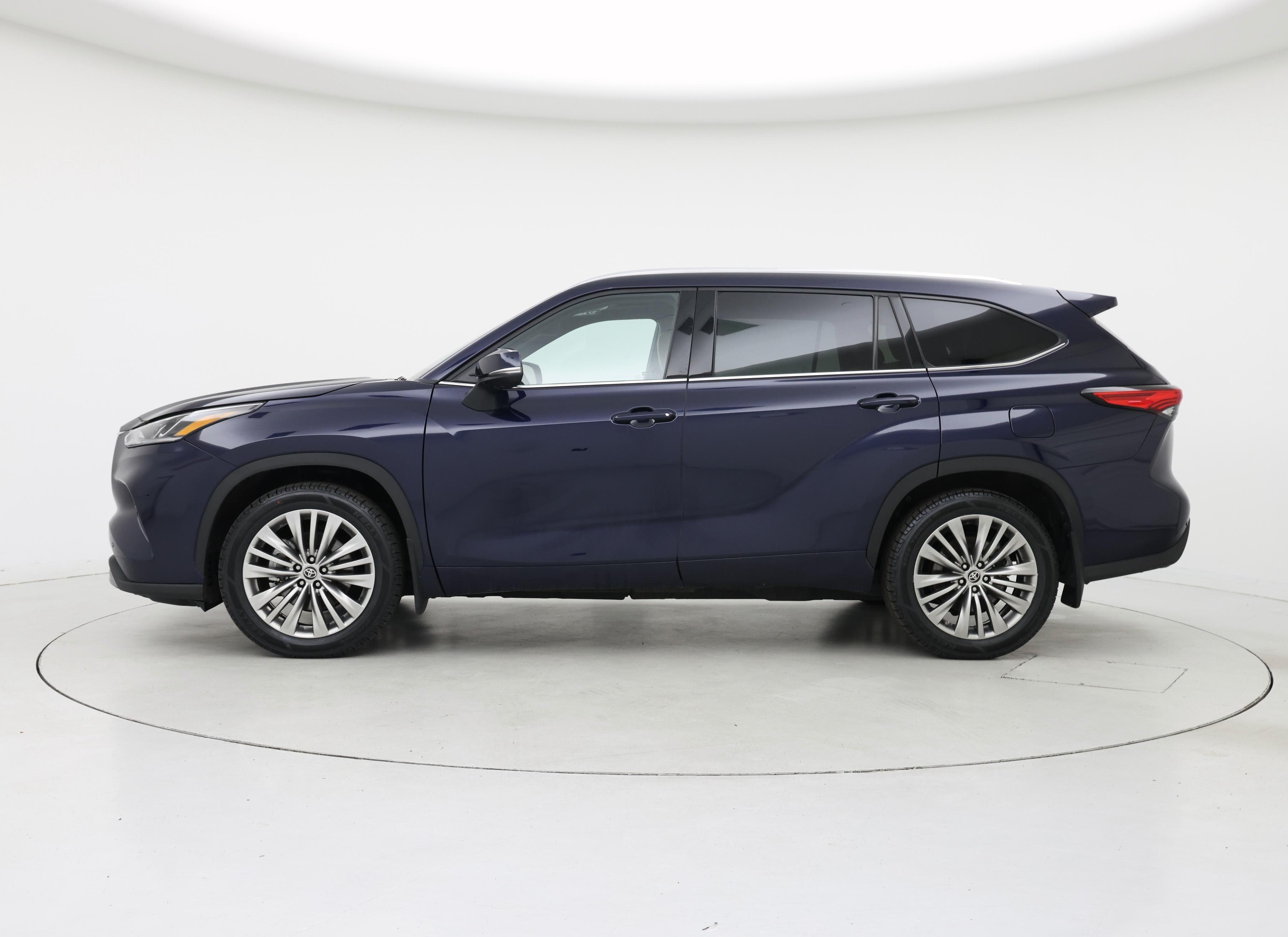 Thumbnail: 2022 Toyota Highlander - 3