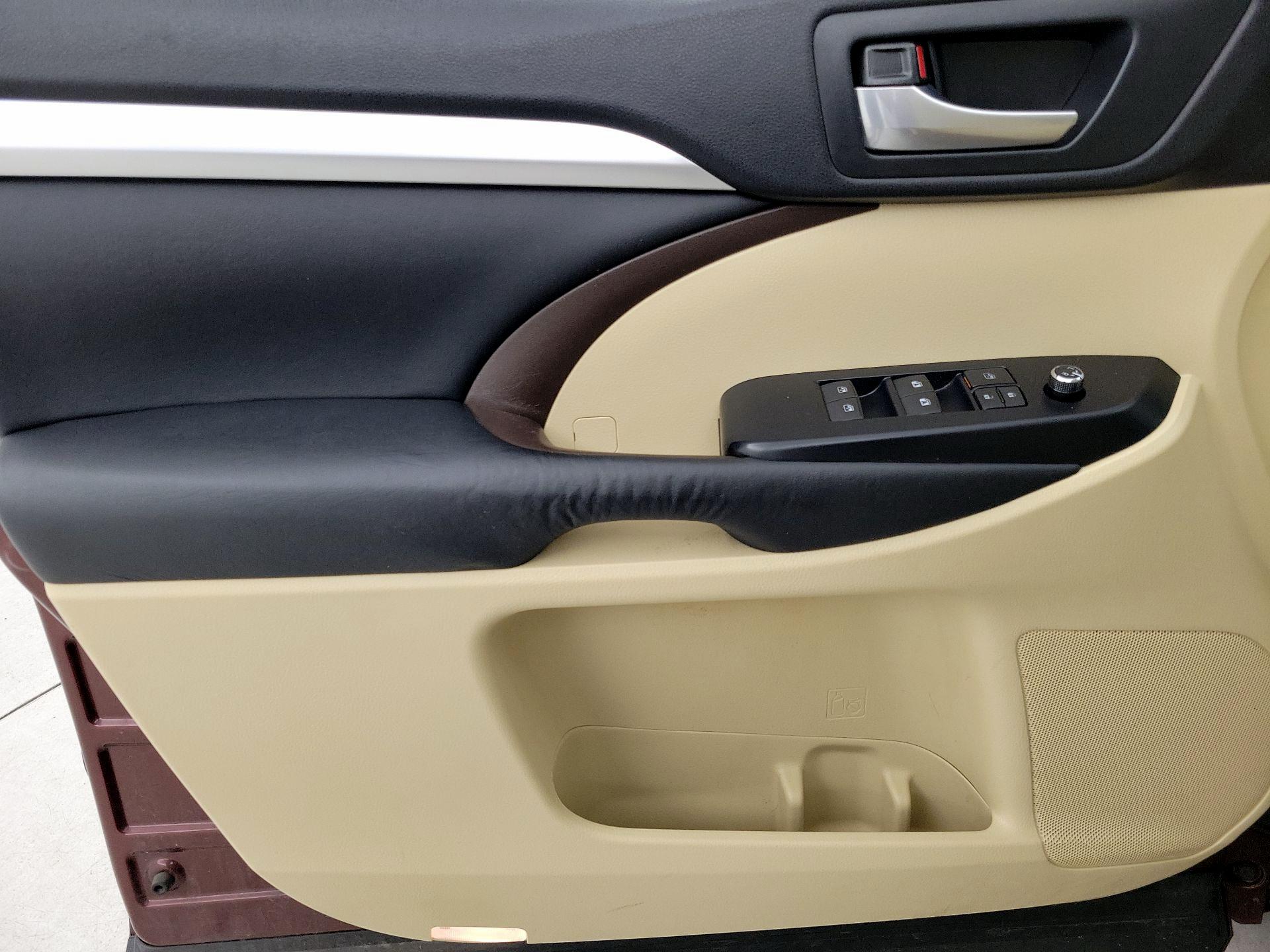 Thumbnail: 2015 Toyota Highlander - 12