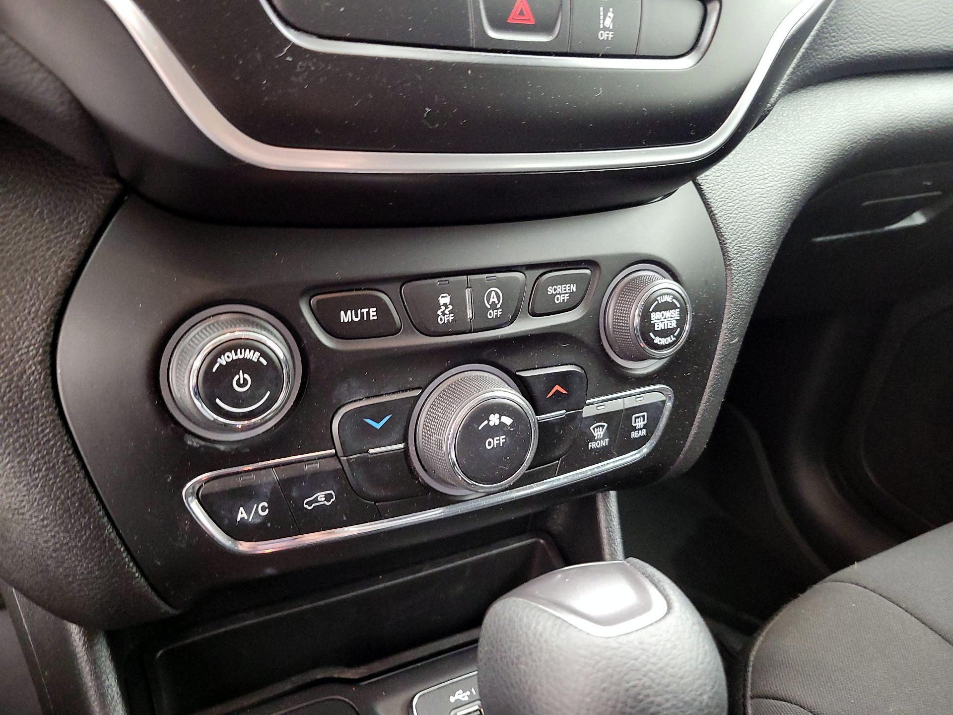Thumbnail: 2021 Jeep Cherokee - 15