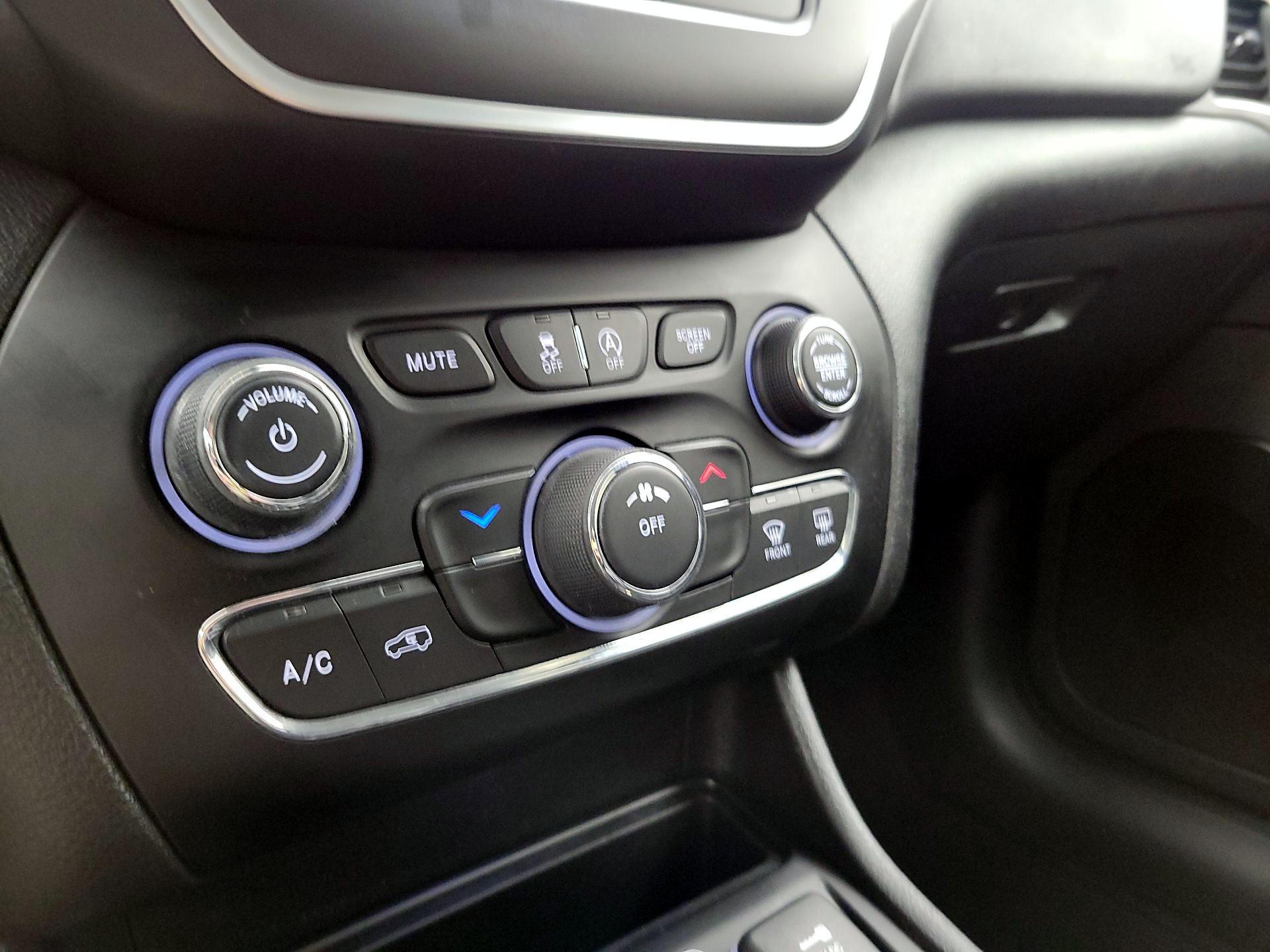 Thumbnail: 2019 Jeep Cherokee - 14