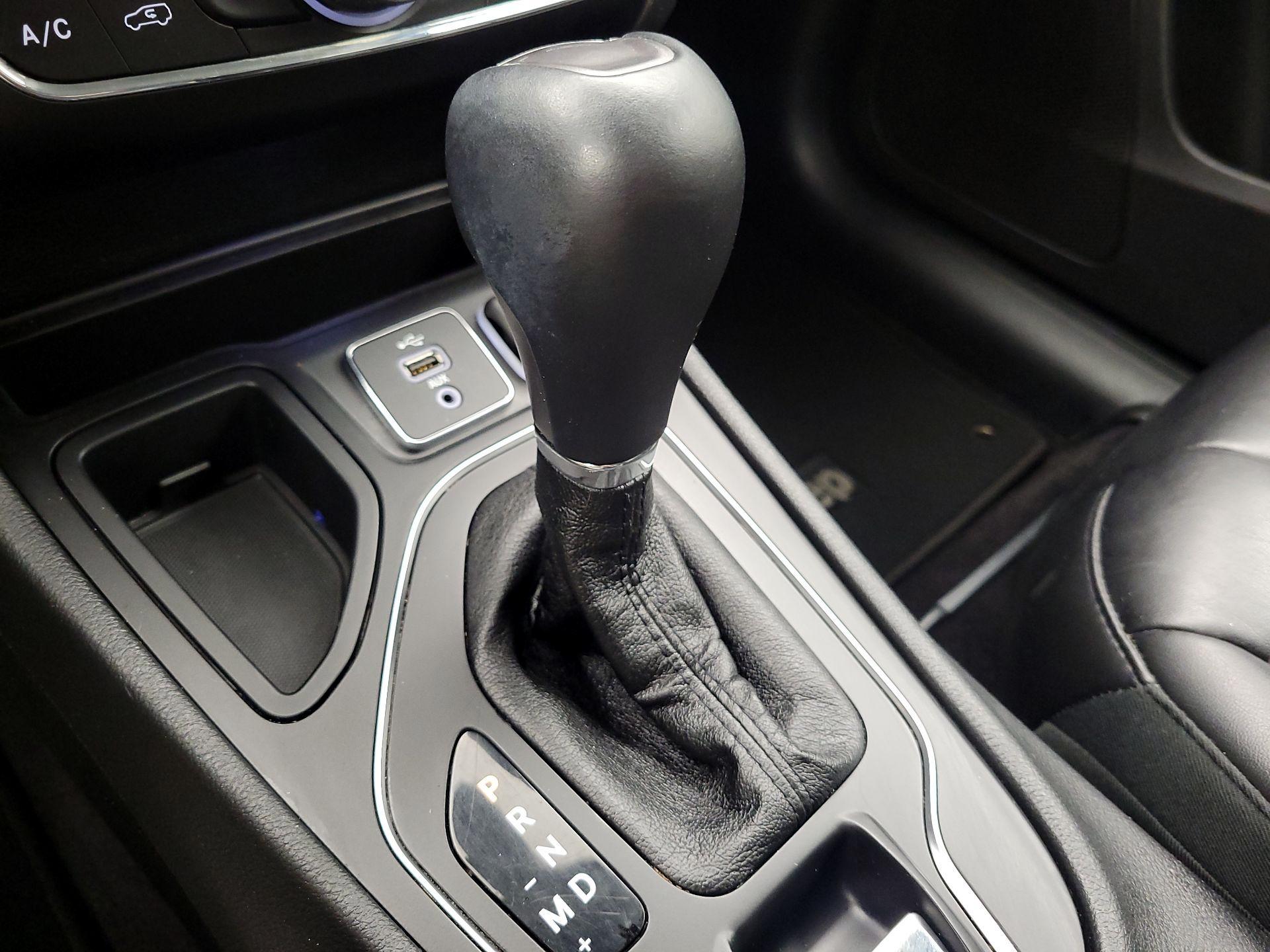 Thumbnail: 2019 Jeep Cherokee - 15